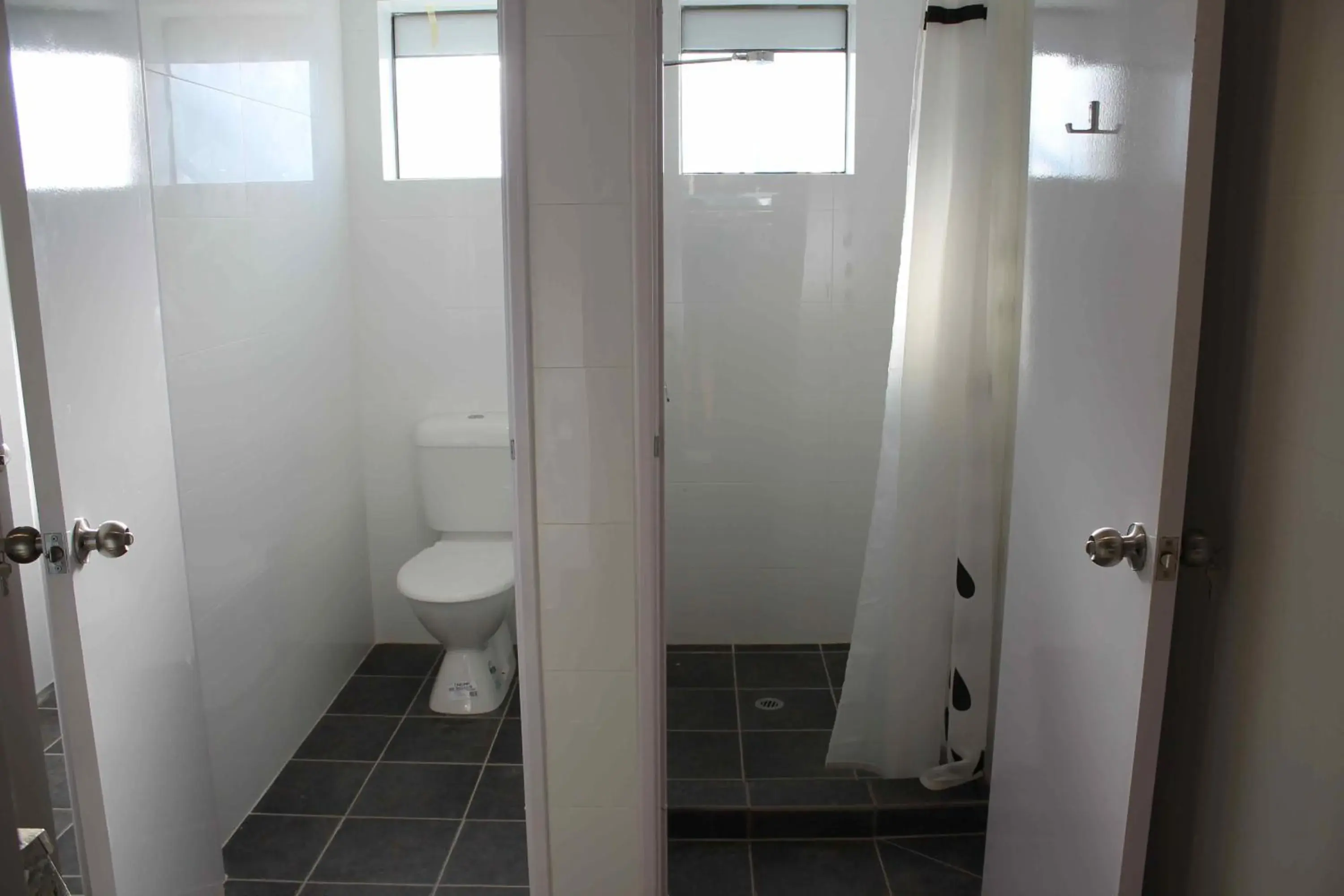 Shower, Bathroom in Perth 5 Backpacker Hostel
