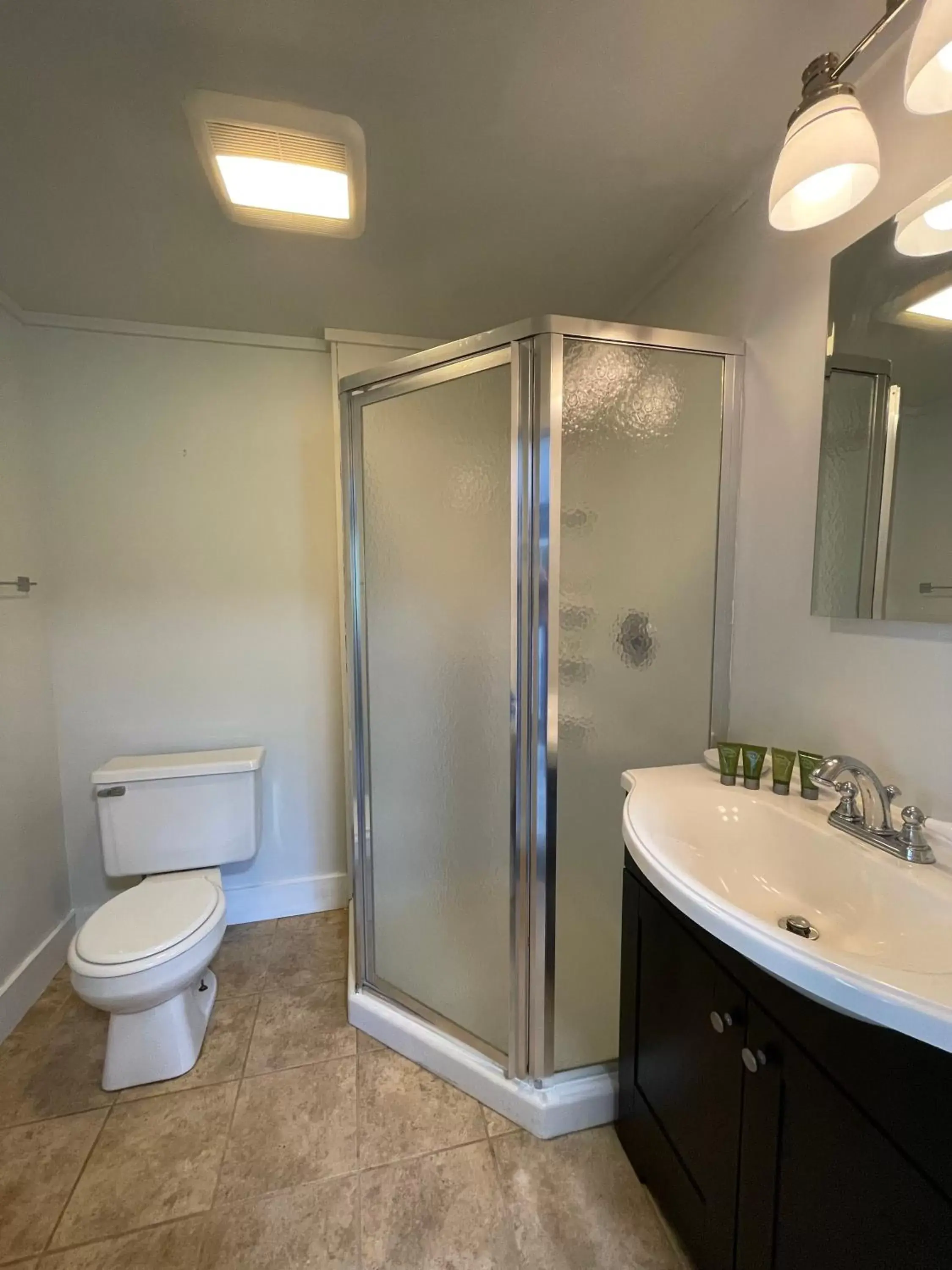 Bathroom in Stone Hearth Inn and Eatery