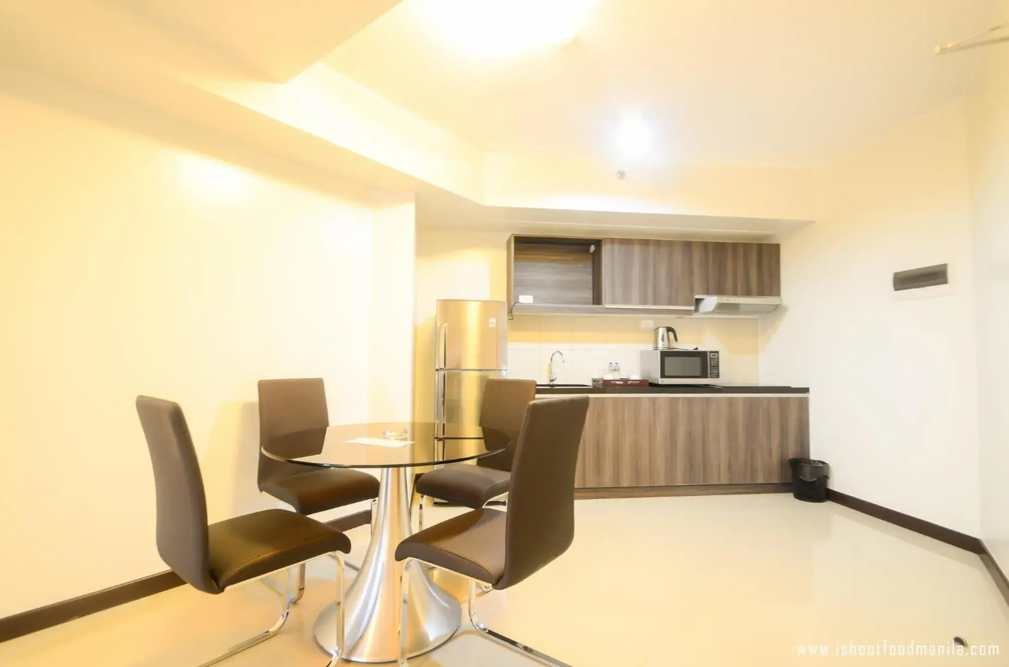 Kitchen or kitchenette, Dining Area in Extremeli Suites