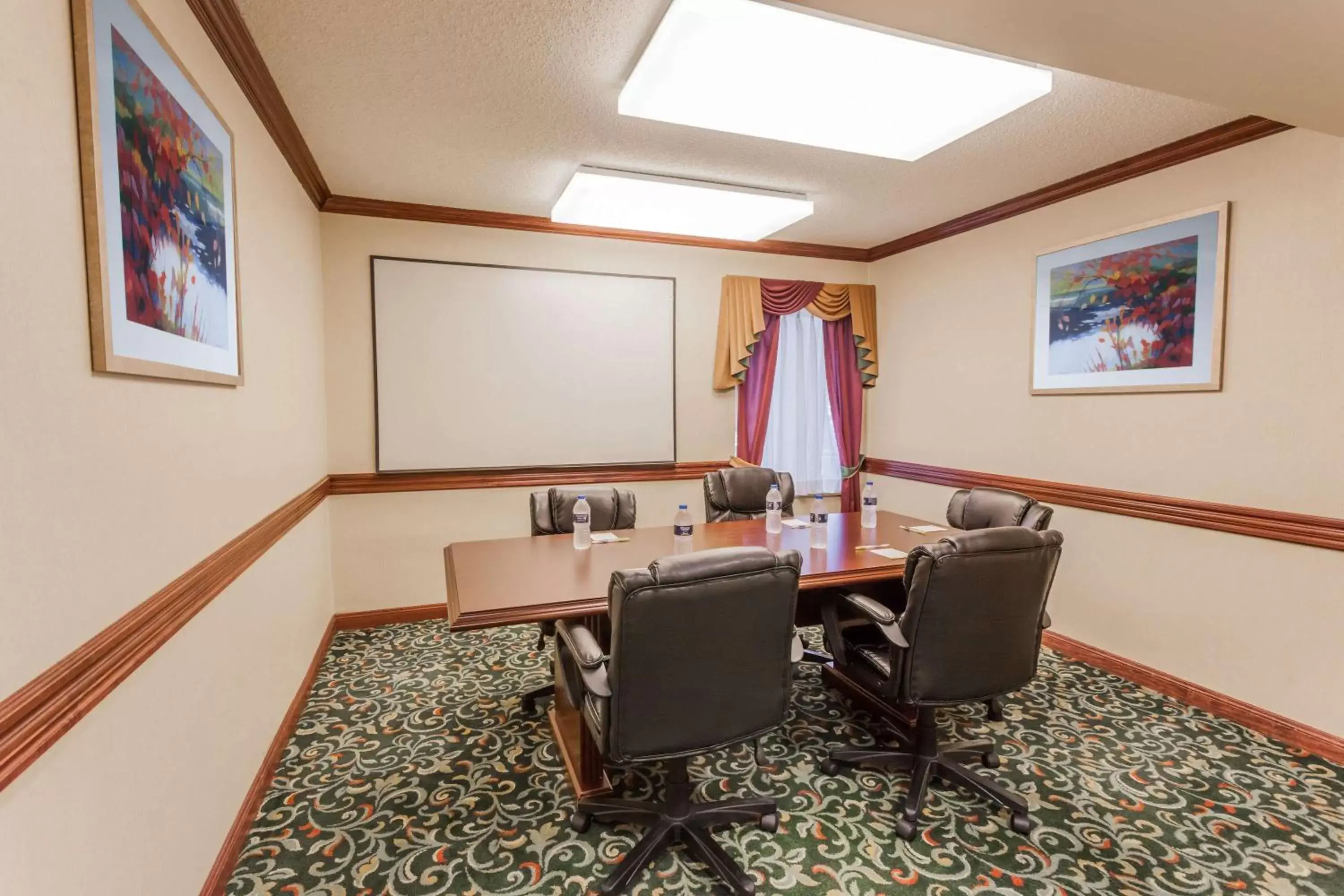 On site, Business Area/Conference Room in Days Inn & Suites by Wyndham Warren