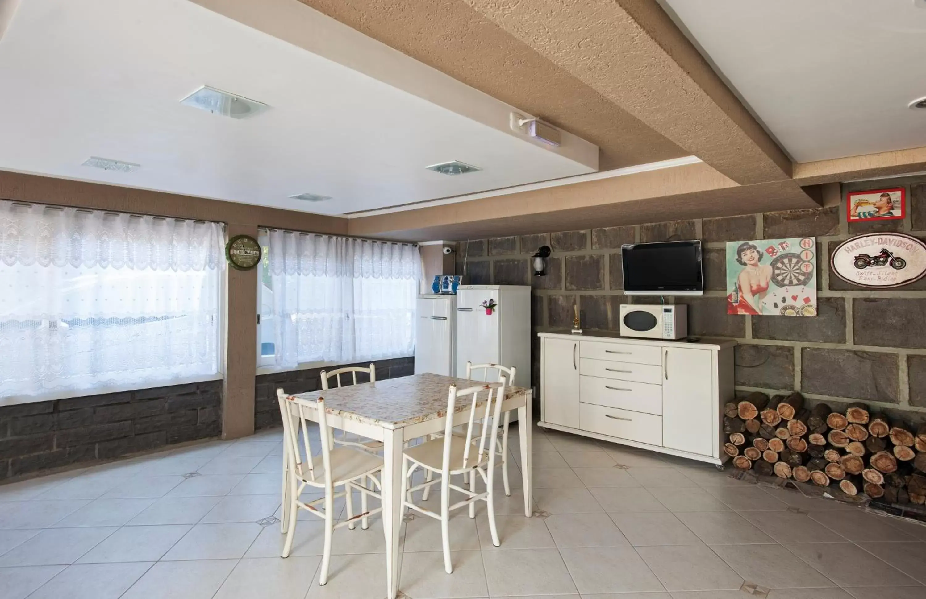 Communal kitchen, Dining Area in Pousada Doce Canela