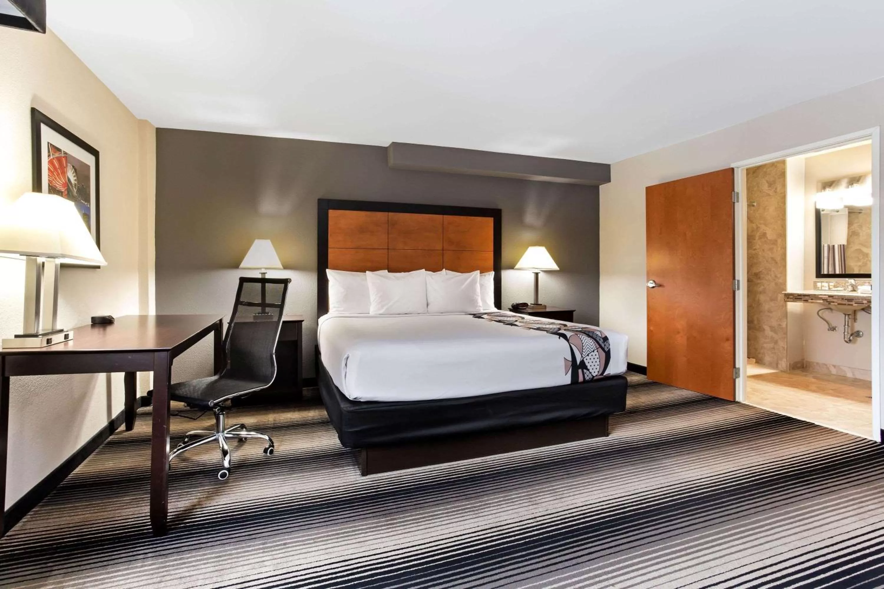 Photo of the whole room, Bed in Best Western Plus Hyde Park Chicago Hotel