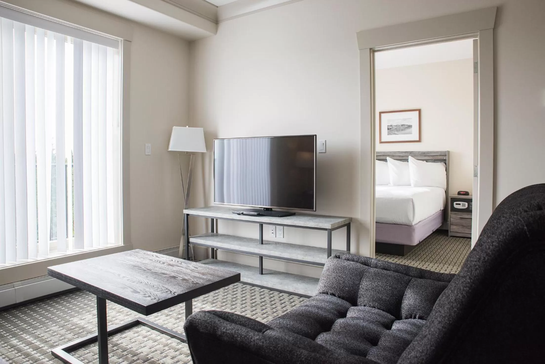 Living room, Bed in Chateau Nova Yellowknife