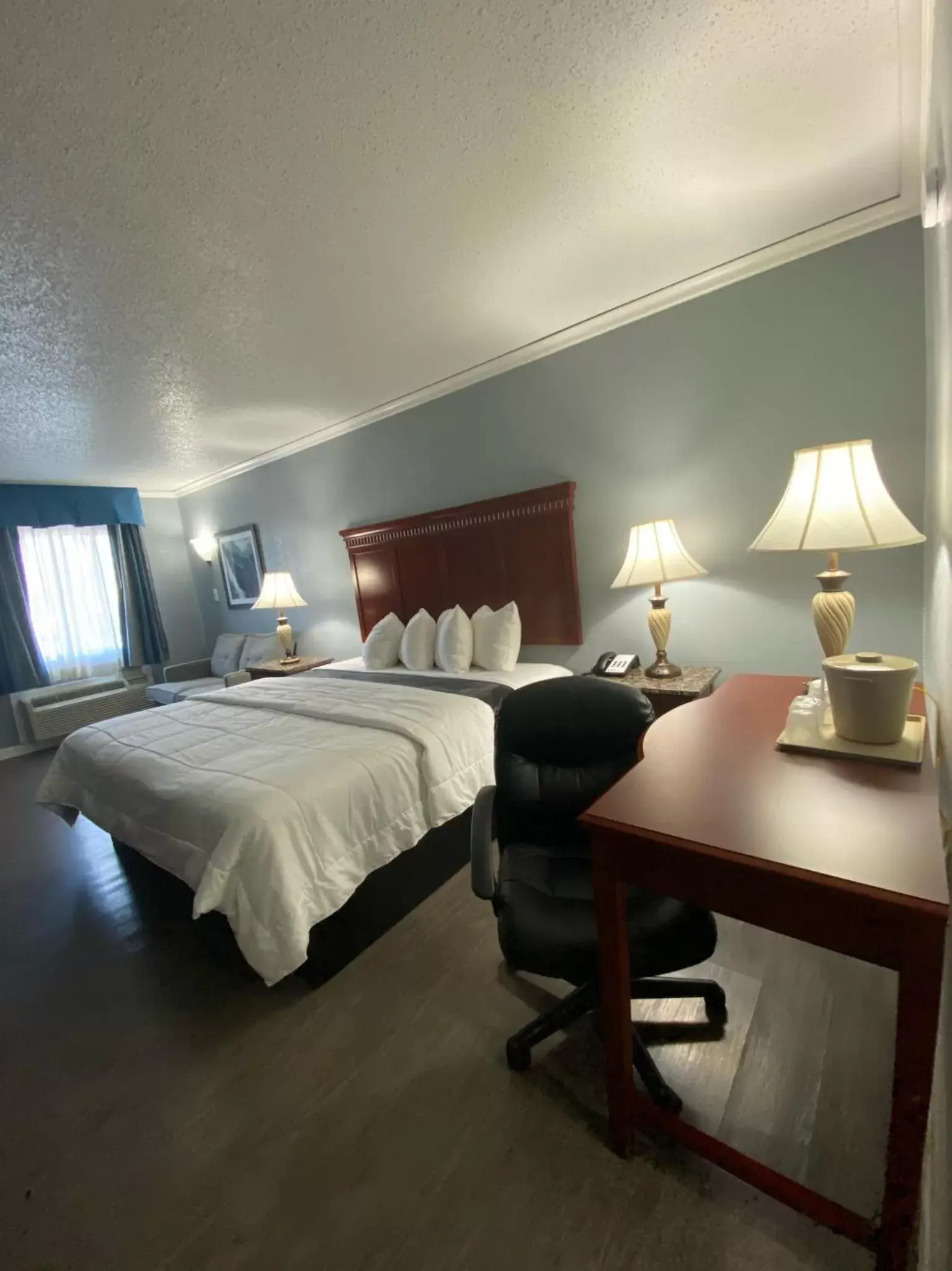 Photo of the whole room, Bed in Quarters Inn & Suites