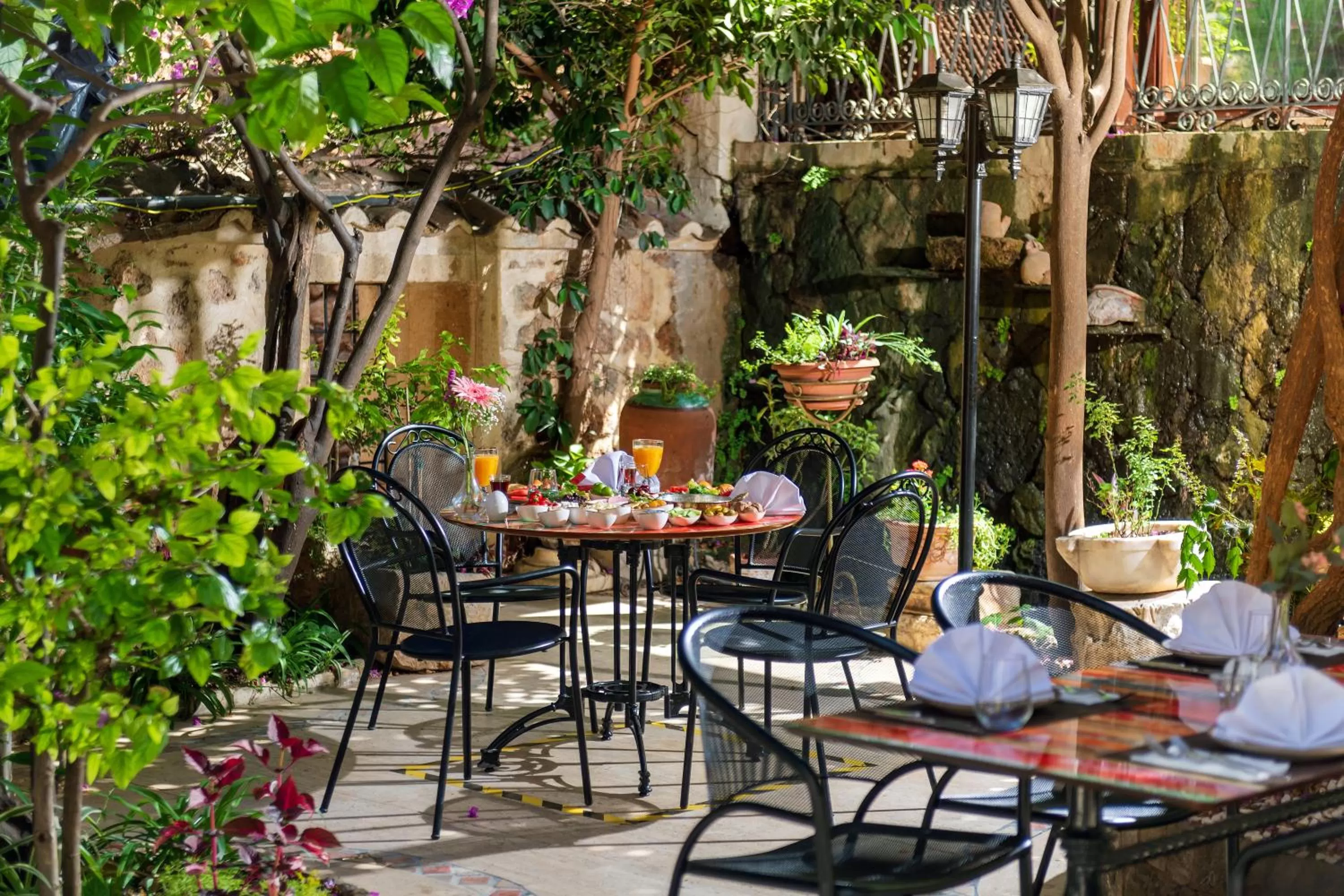 Restaurant/places to eat in Dogan Hotel