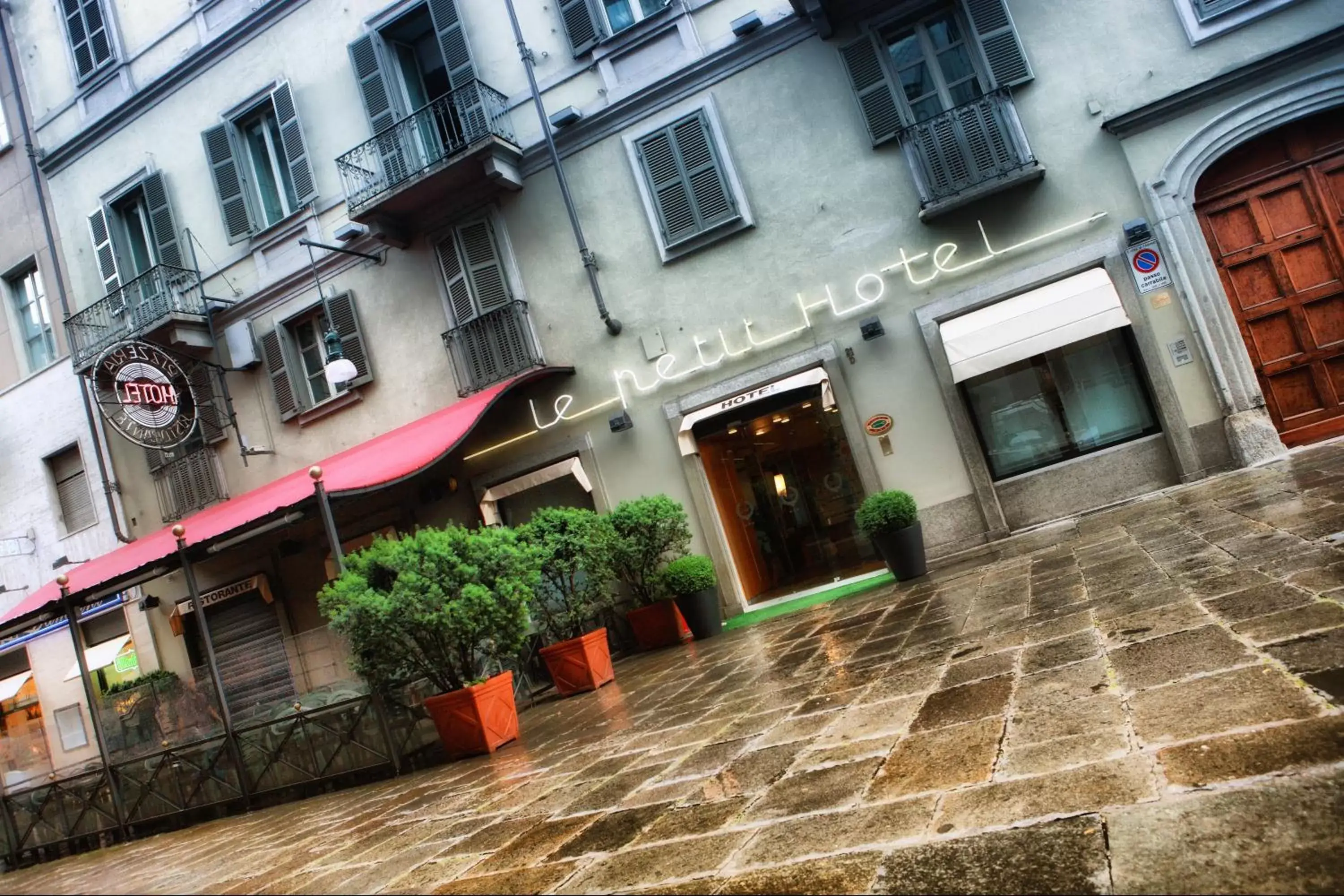 Facade/entrance in Le Petit Hotel