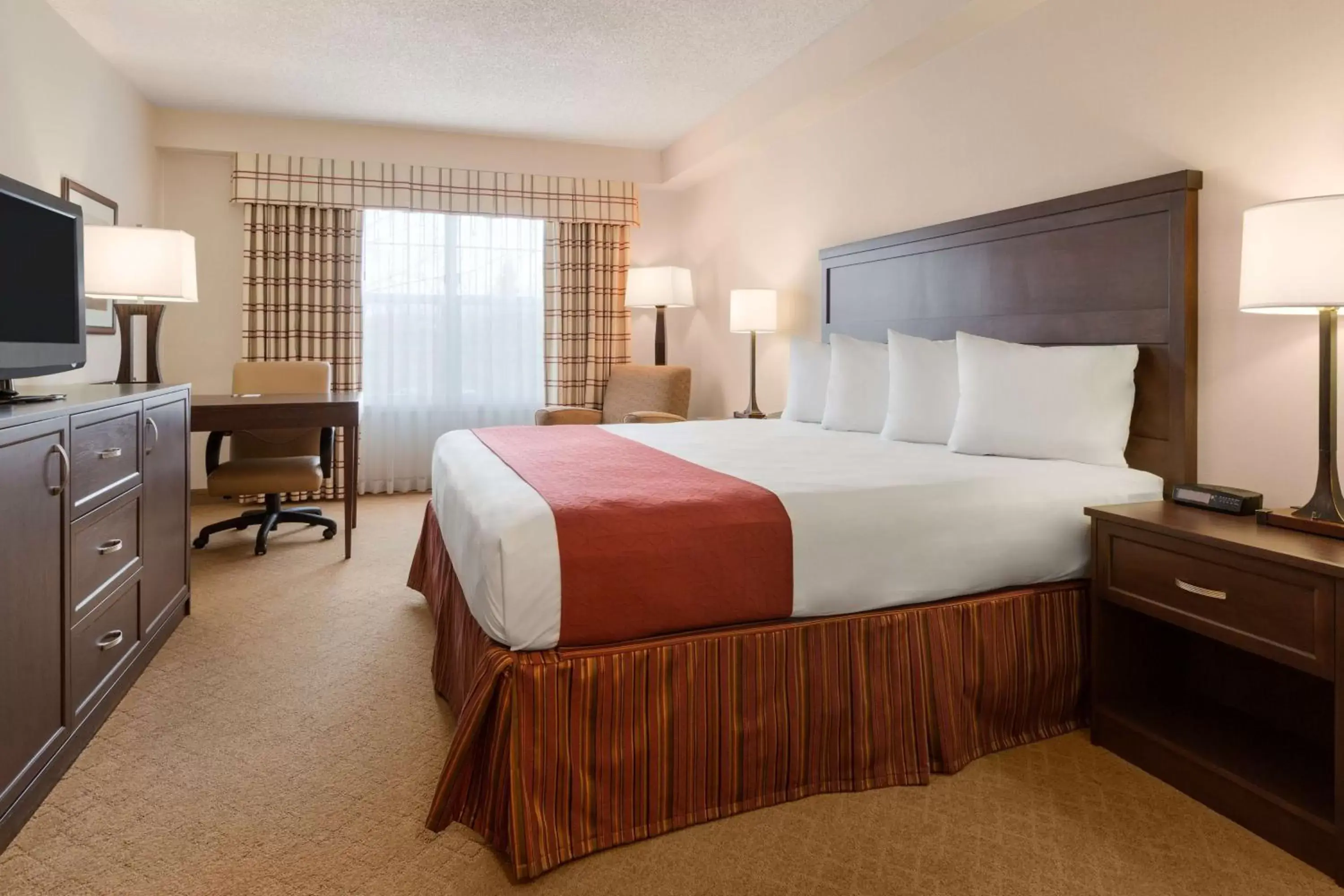 Photo of the whole room, Bed in Country Inn & Suites by Radisson, Calgary-Northeast