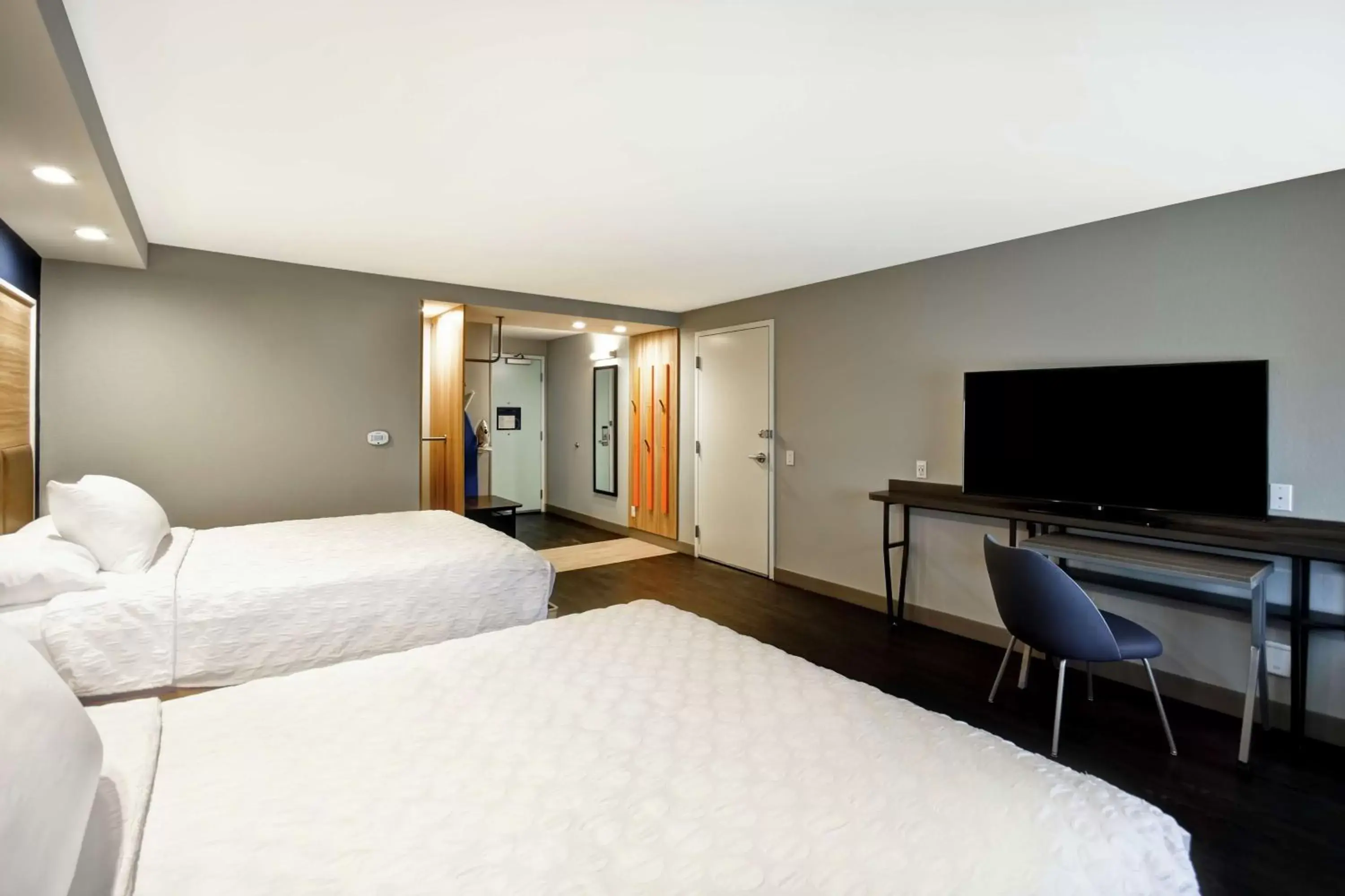 Bedroom, Bed in Tru By Hilton Sterling Heights Detroit