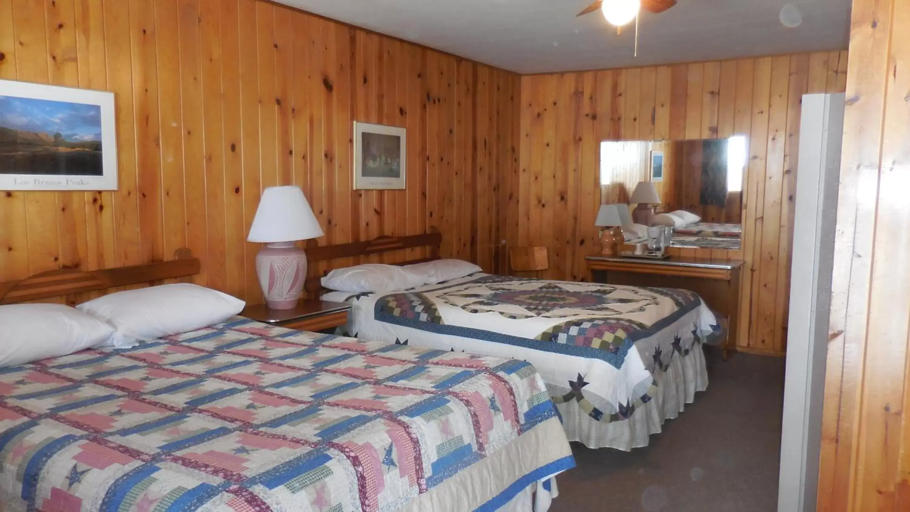 Photo of the whole room, Bed in Elkhorn Lodge