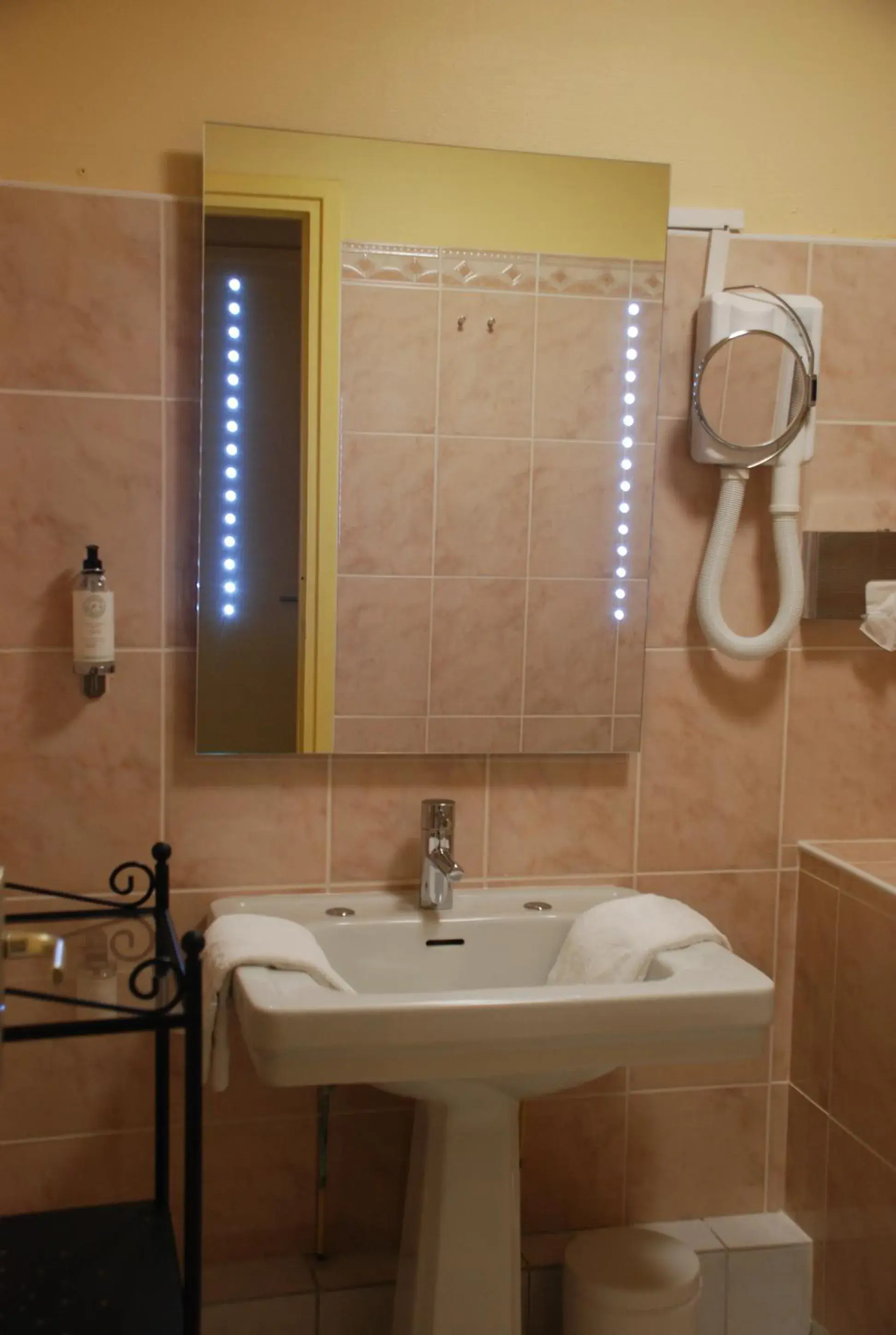 Bathroom in The Originals City, Hotel Cathedrale, Lisieux (Inter-Hotel)