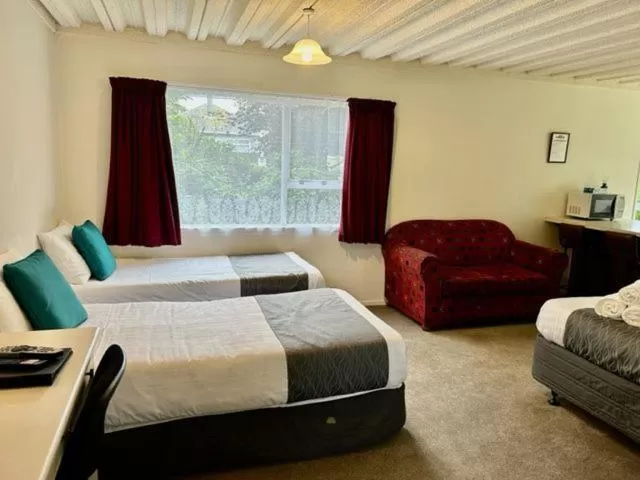 Bedroom, Bed in Parkside Motel and Apartments