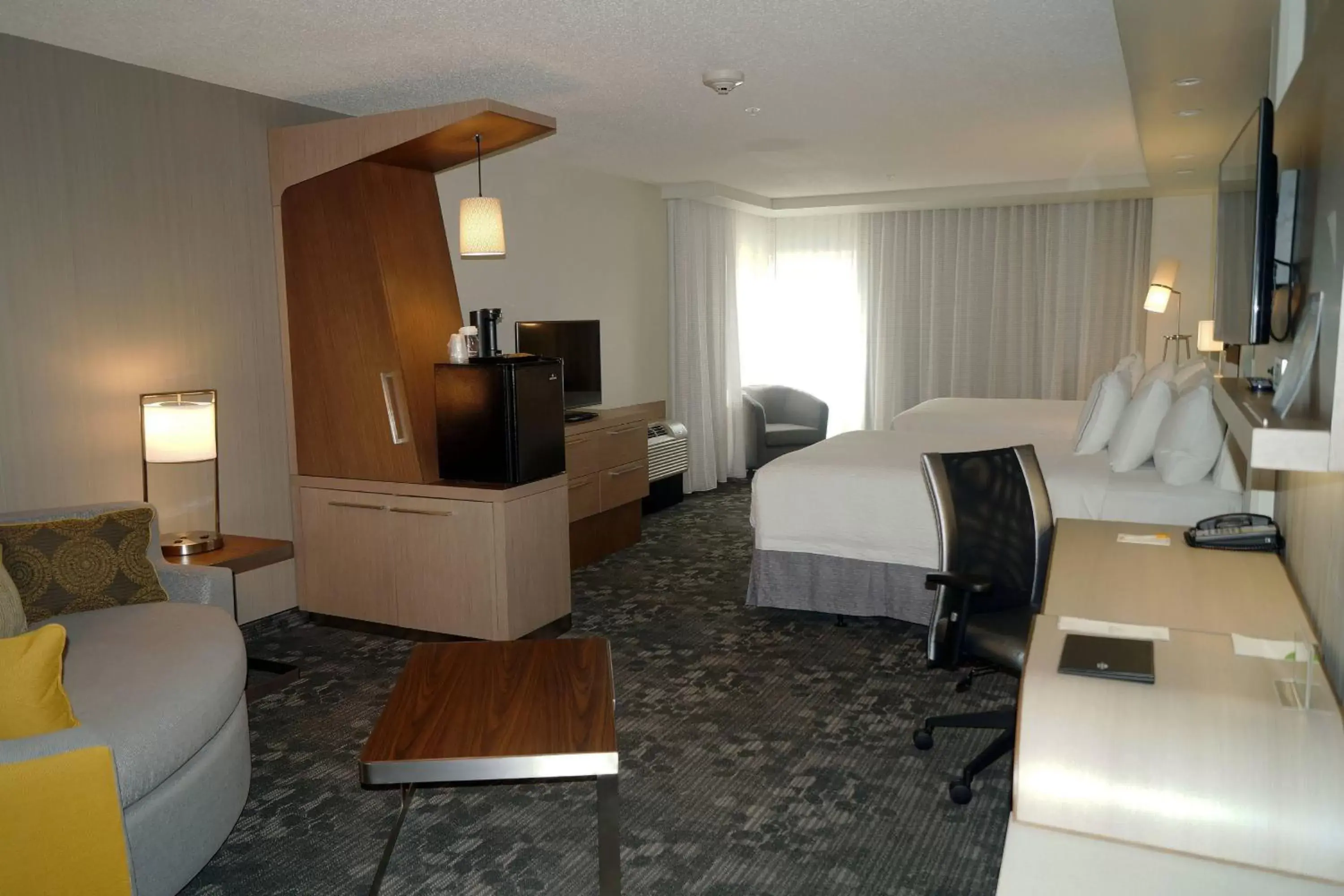 Bedroom, TV/Entertainment Center in Courtyard by Marriott Philadelphia Bensalem