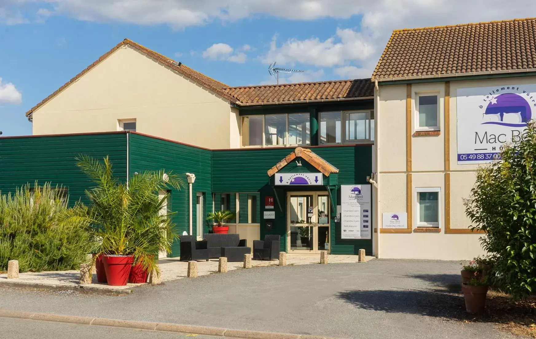 Property Building in Hôtel Mac Bed