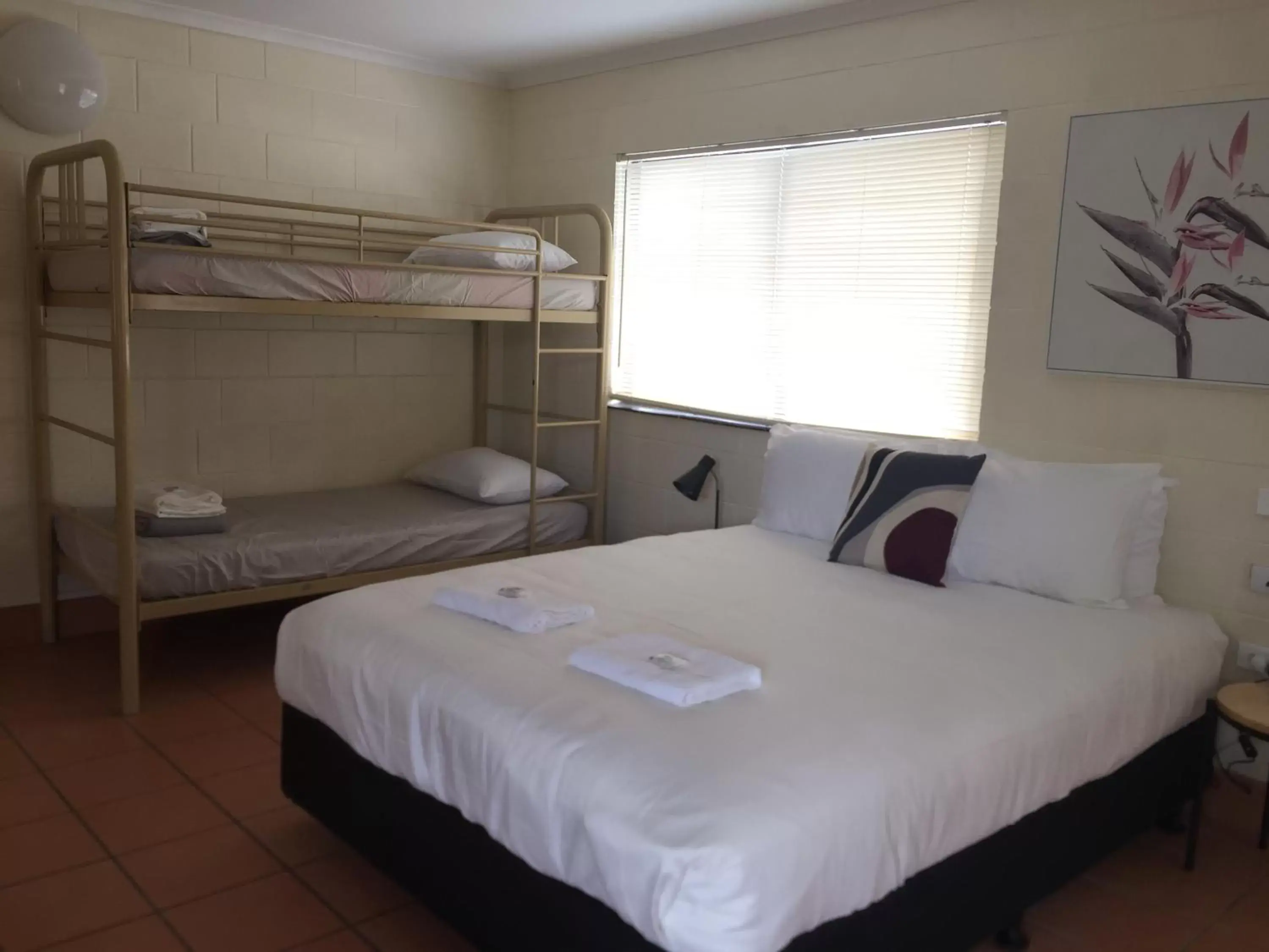 Bedroom, Bunk Bed in Lake Central Cairns