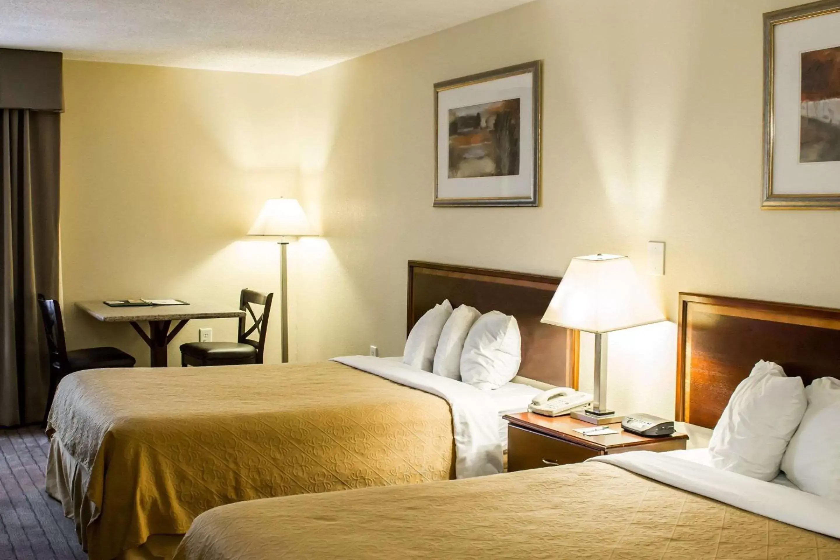 Photo of the whole room, Bed in Quality Inn Fuquay Varina East