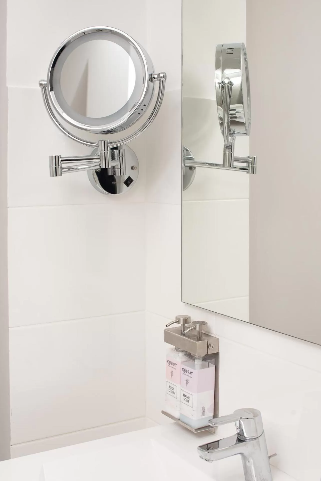 Bathroom in Thomas Albert Hotel