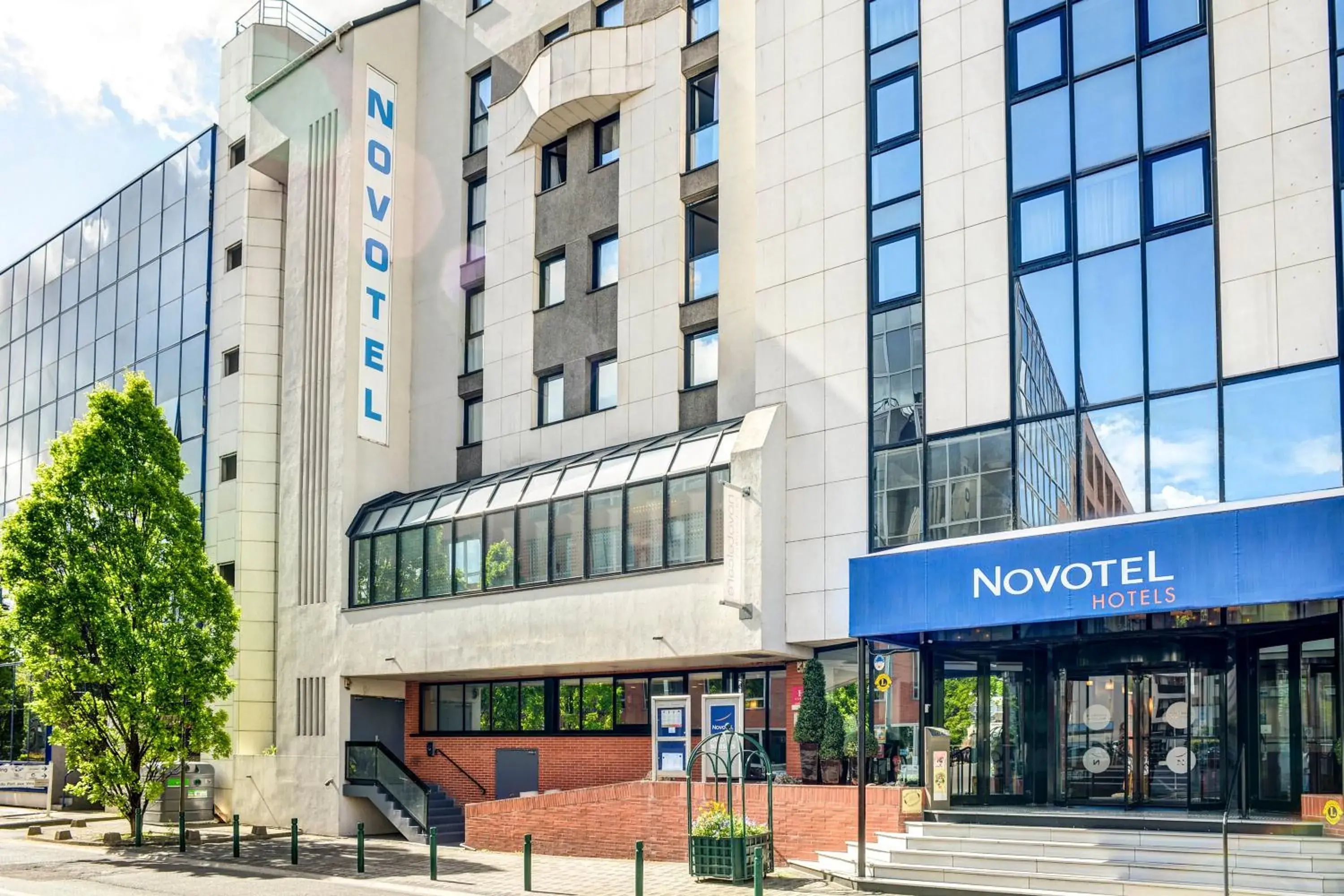 Facade/entrance in Novotel Paris Suresnes Longchamp