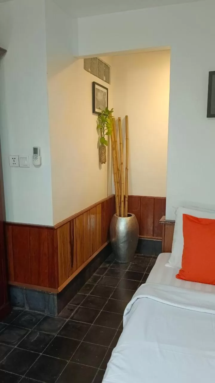 Photo of the whole room, Bed in Maison Model d'Angkor