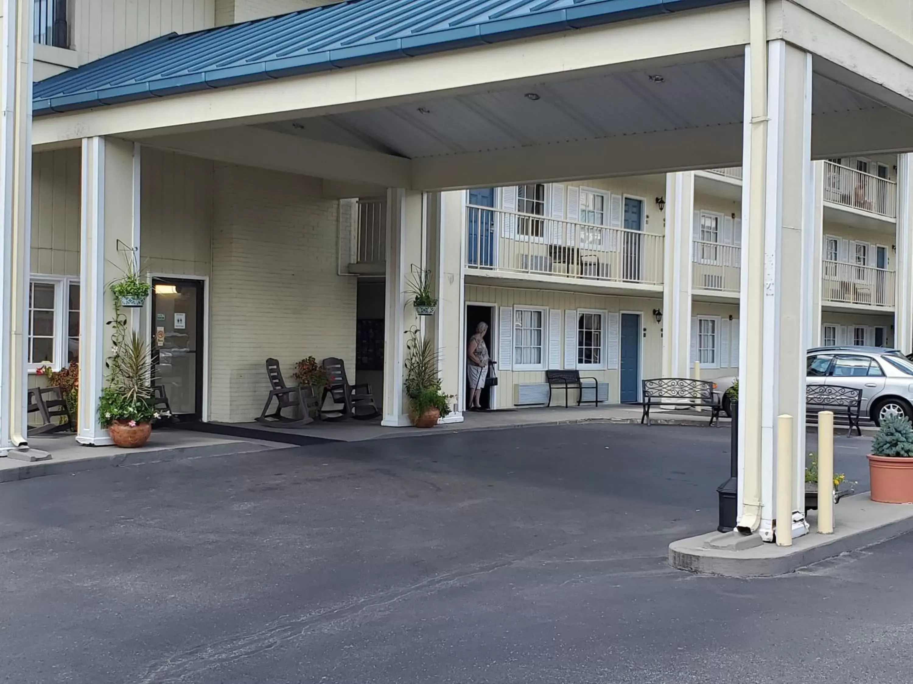 Facade/entrance in Colonial House Motel