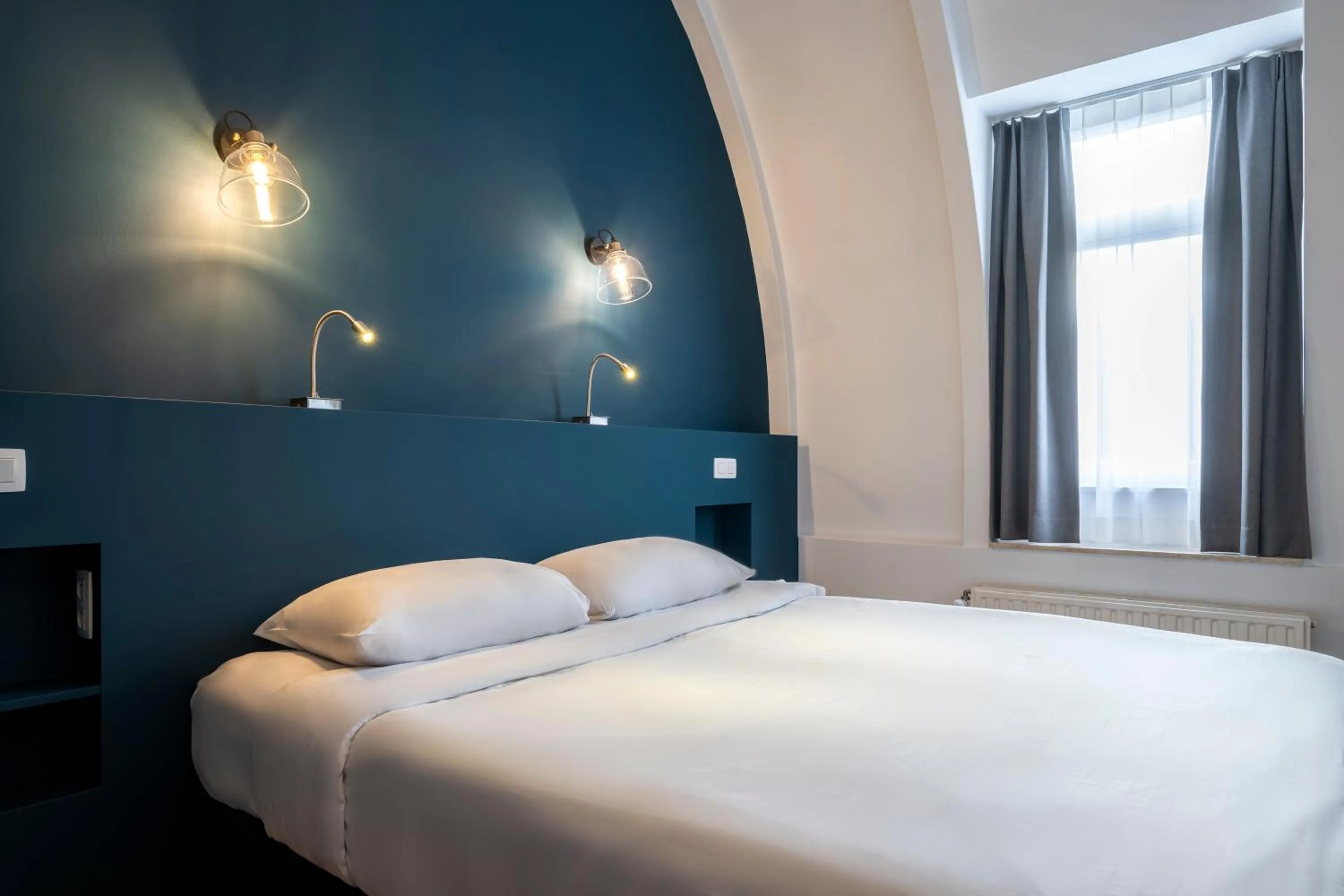 Bedroom, Bed in Beverly Hills Hotel