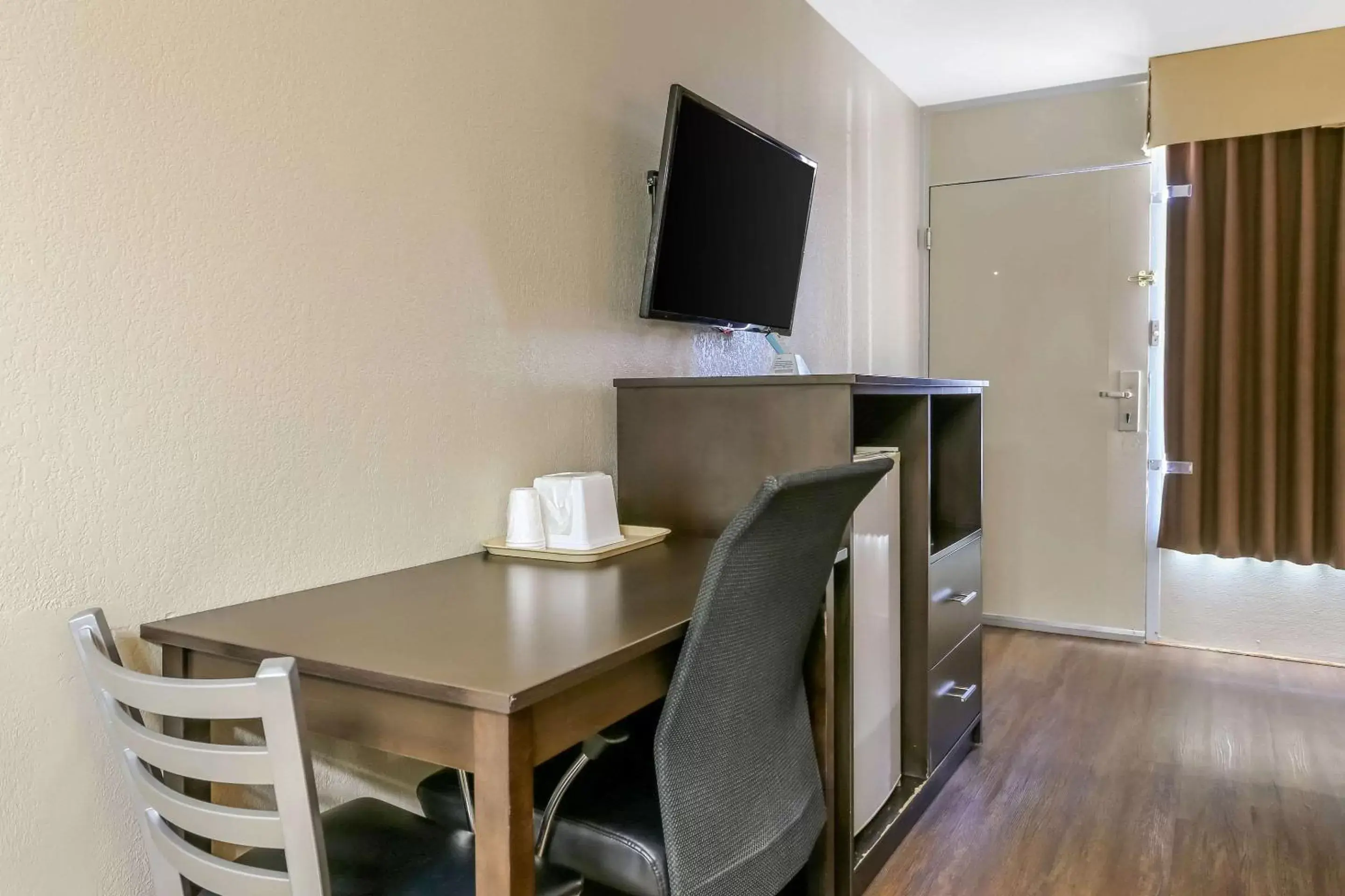 Photo of the whole room, TV/Entertainment Center in Econo Lodge Shorewood/Joliet