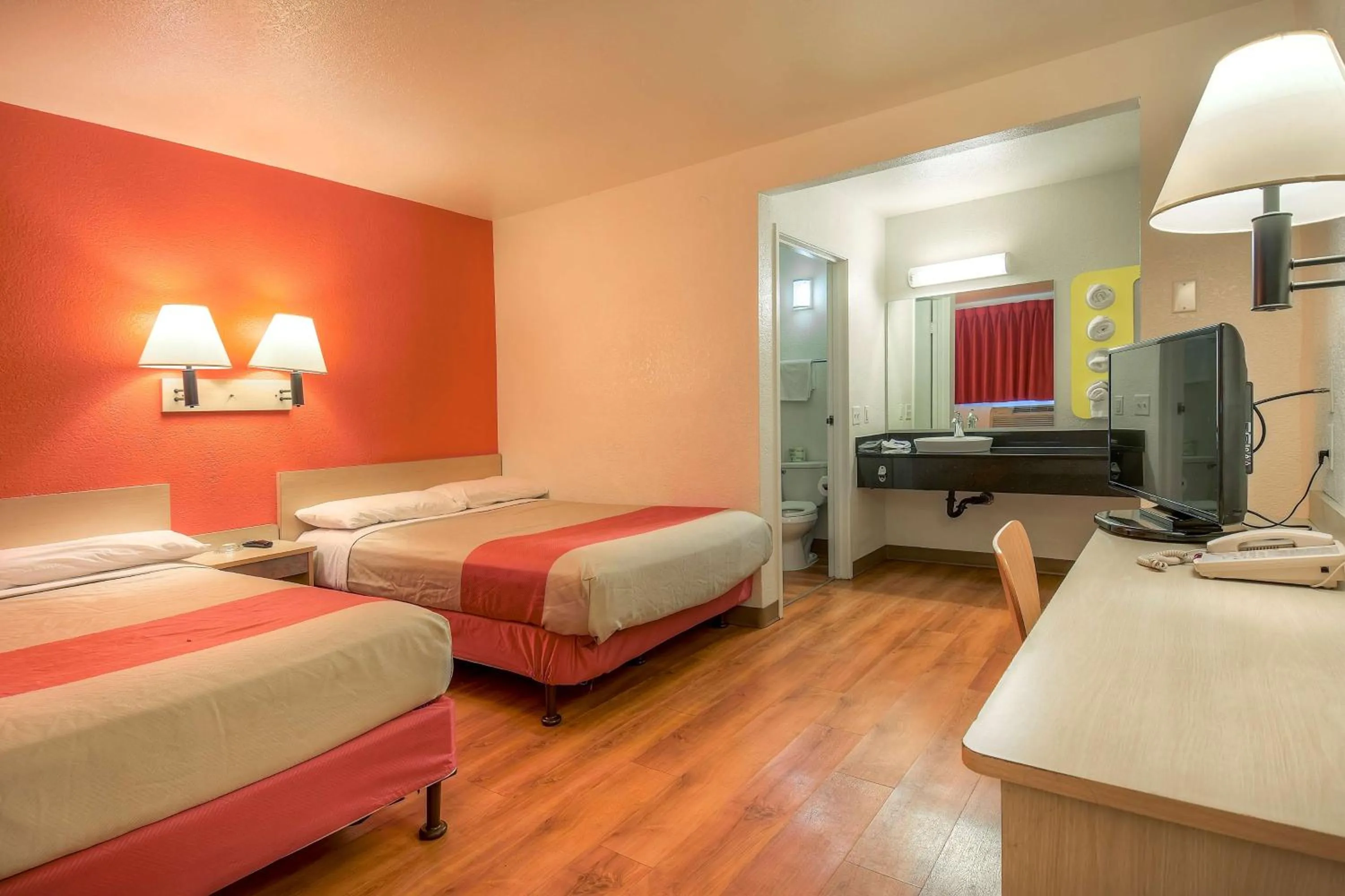 TV and multimedia, Bed in Motel 6-Chino, CA - Los Angeles Area
