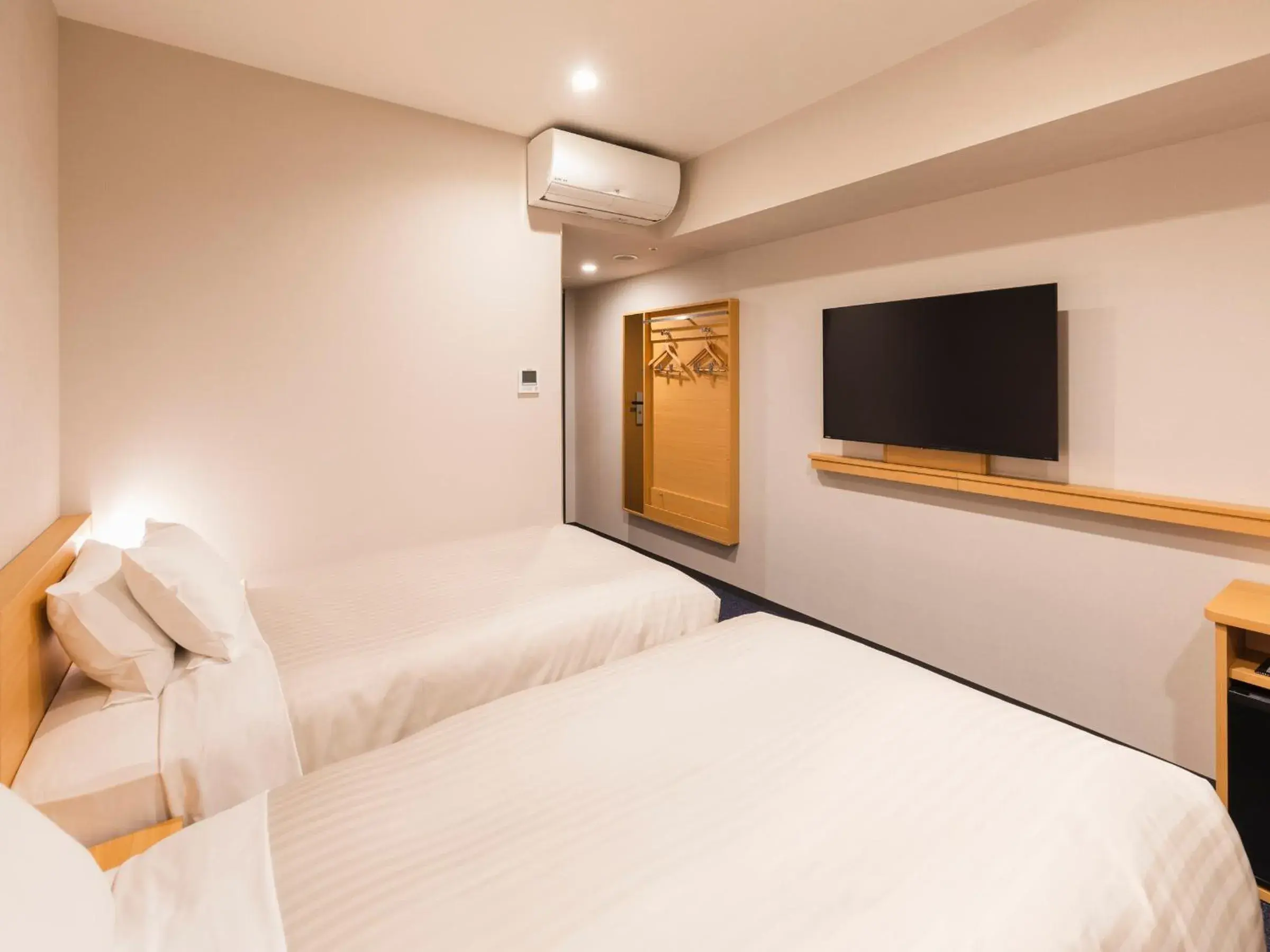 Bed, TV/Entertainment Center in Sotetsu Fresa Inn Daimon - Open from 26 January 2022