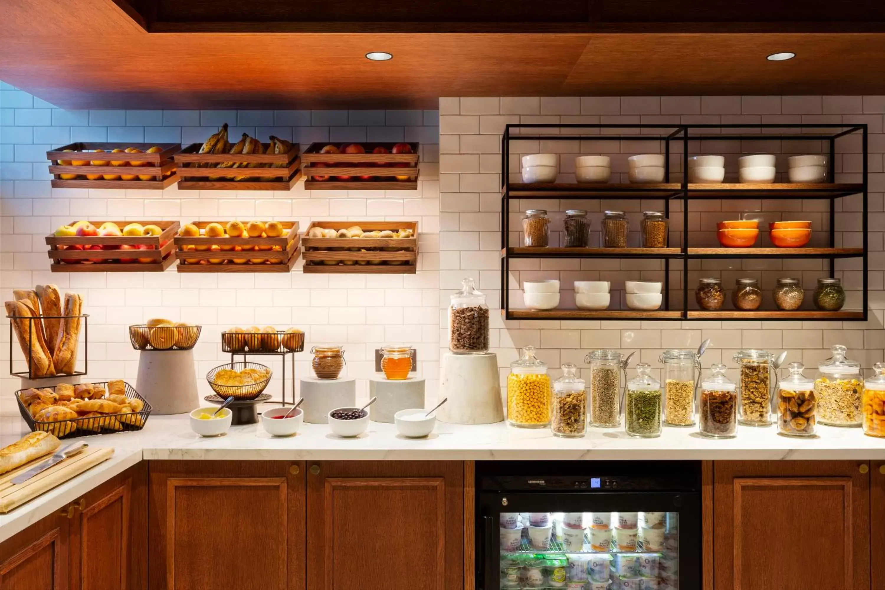 Buffet breakfast, Kitchen/Kitchenette in RockyPop Grenoble Hotel