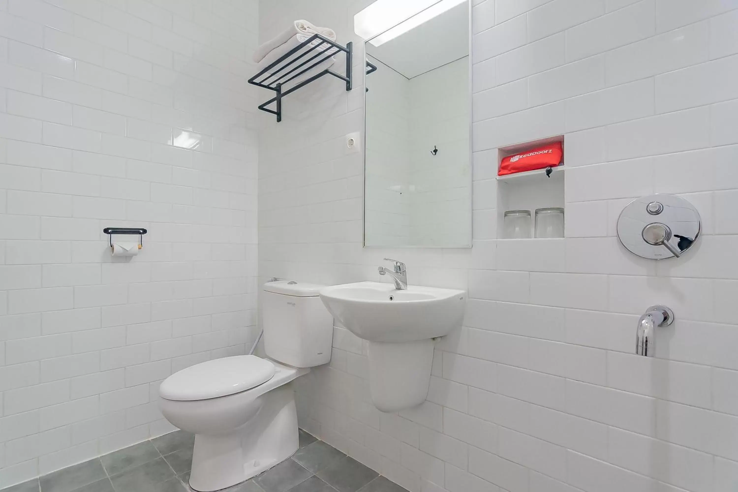 Bathroom in RedDoorz Premium @ Hotel Hebat