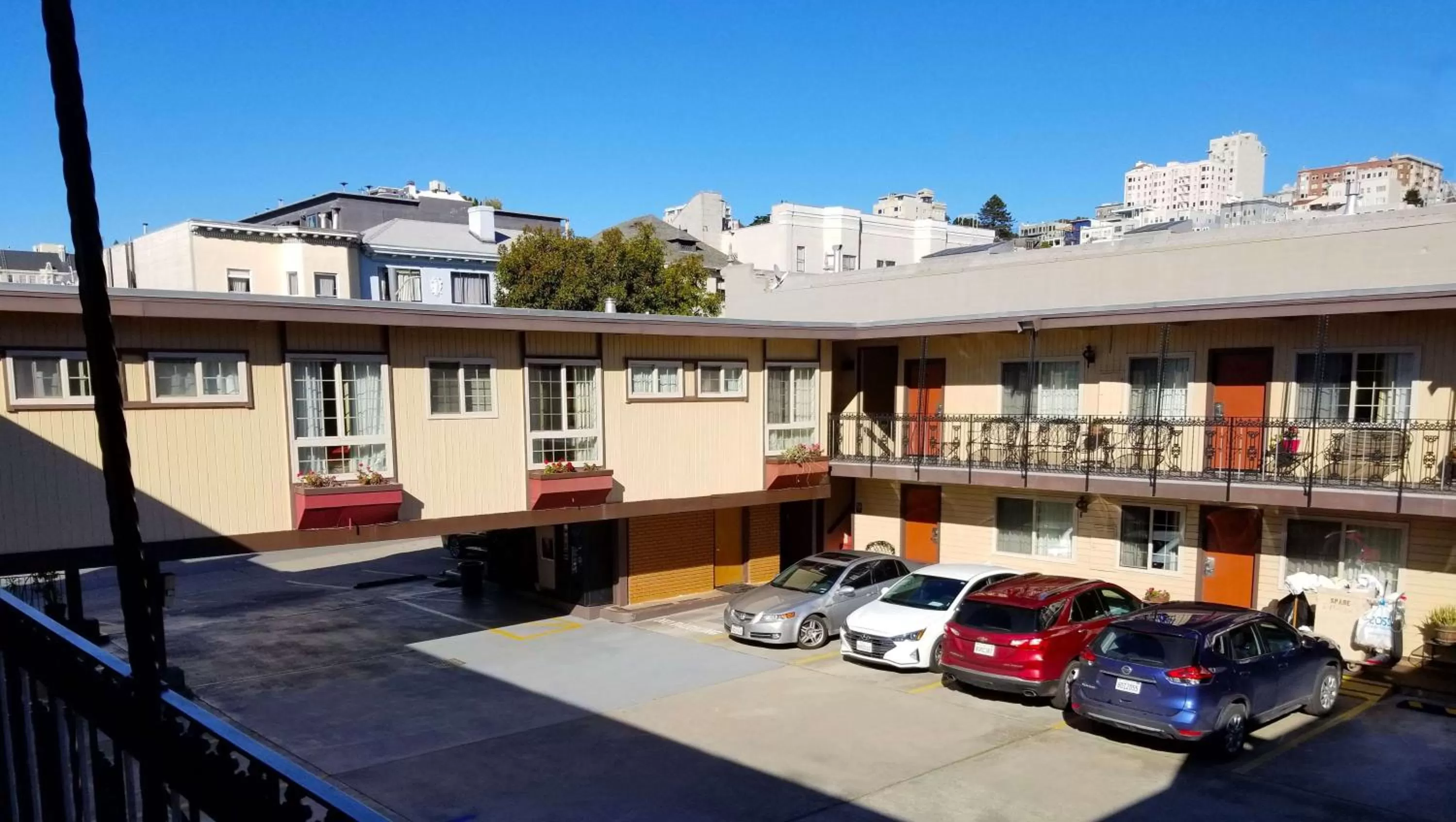 Property building in Pacific Heights Inn