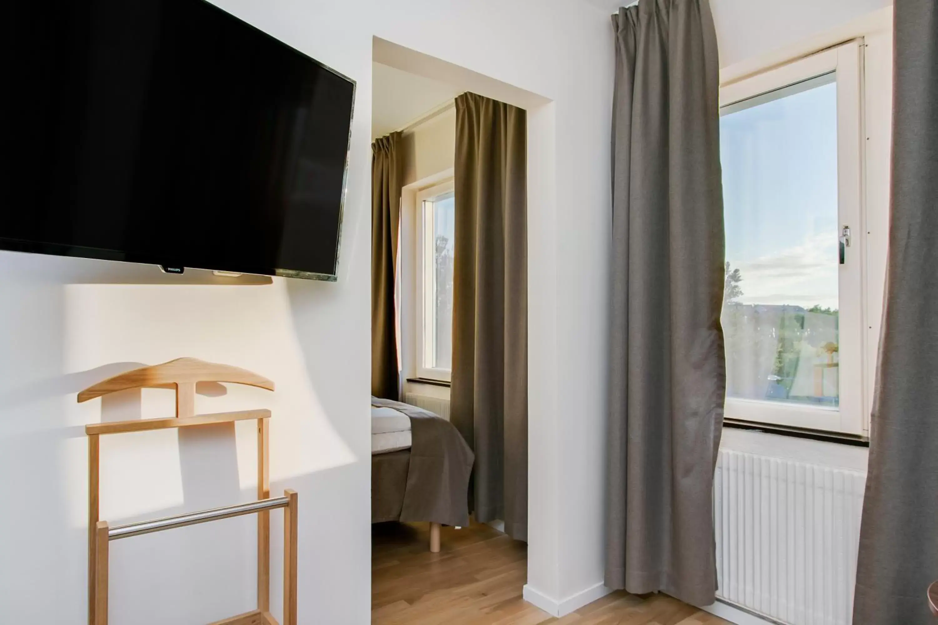 Bedroom, TV/Entertainment Center in First Hotel Brommaplan