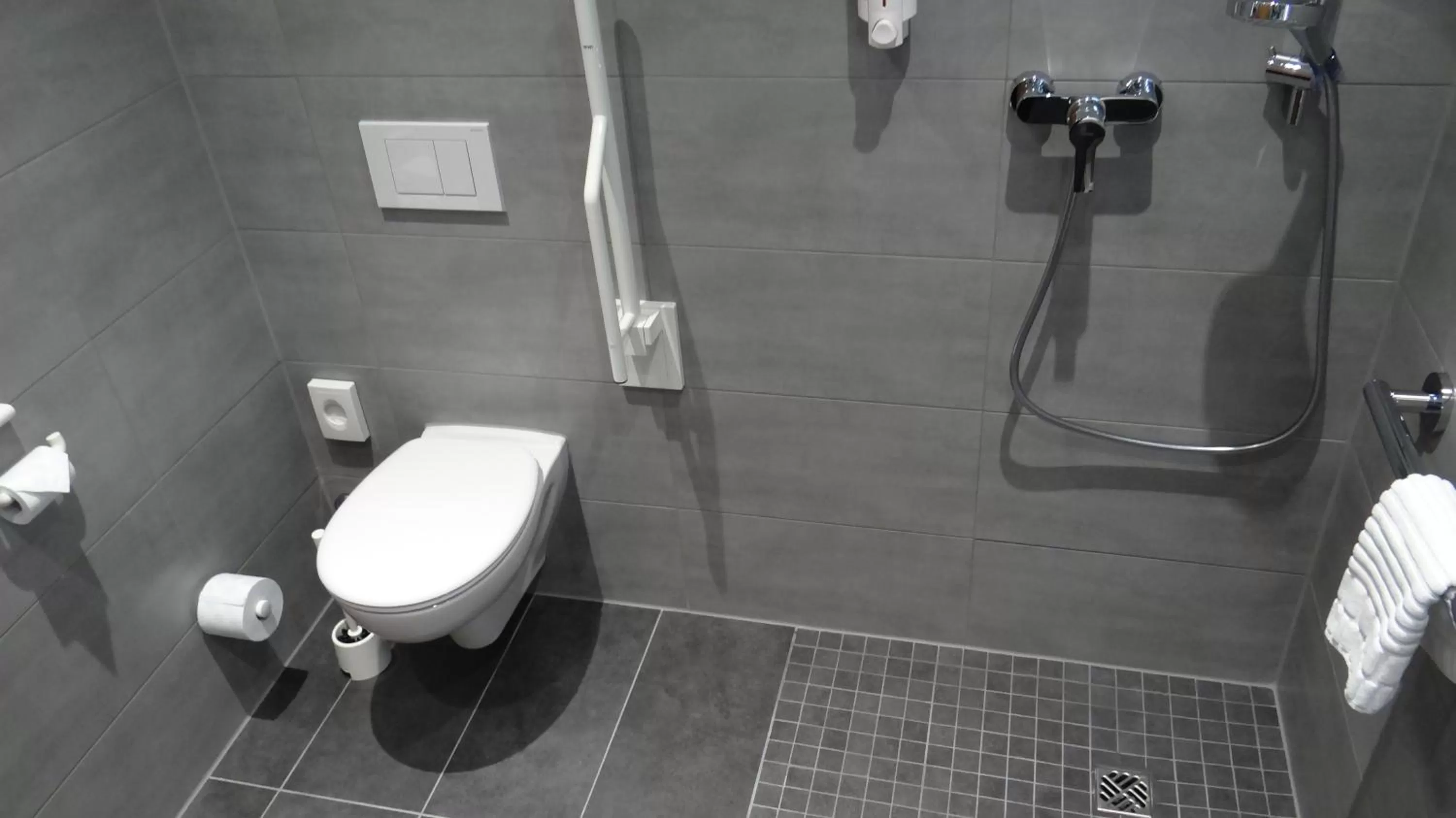 Shower in Hotel Elysee