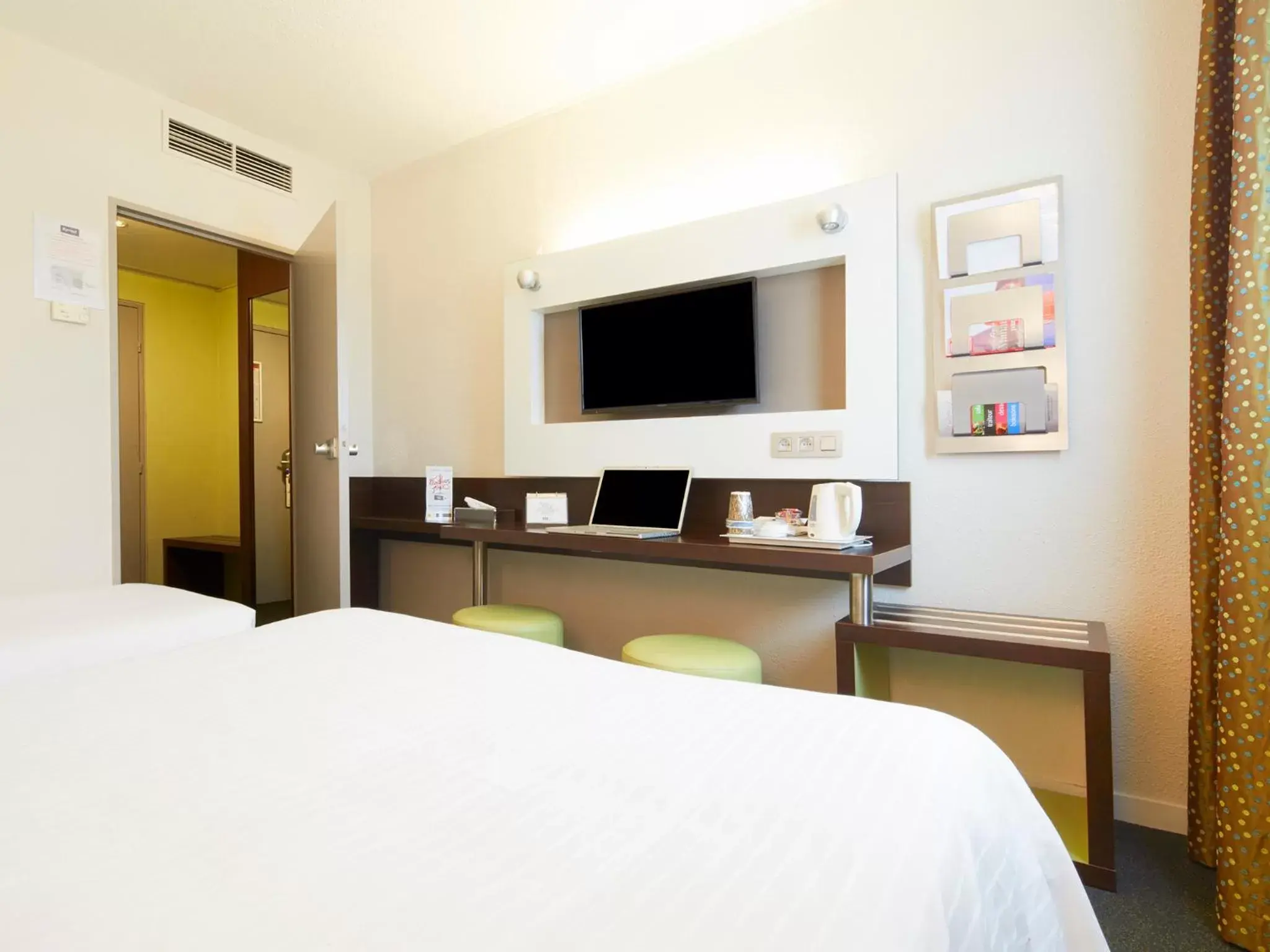 Bedroom, Bed in Kyriad Hôtel Orly Aéroport - Athis Mons Bedroom, Bed in Kyriad Hôtel Orly Aéroport - Athis Mons