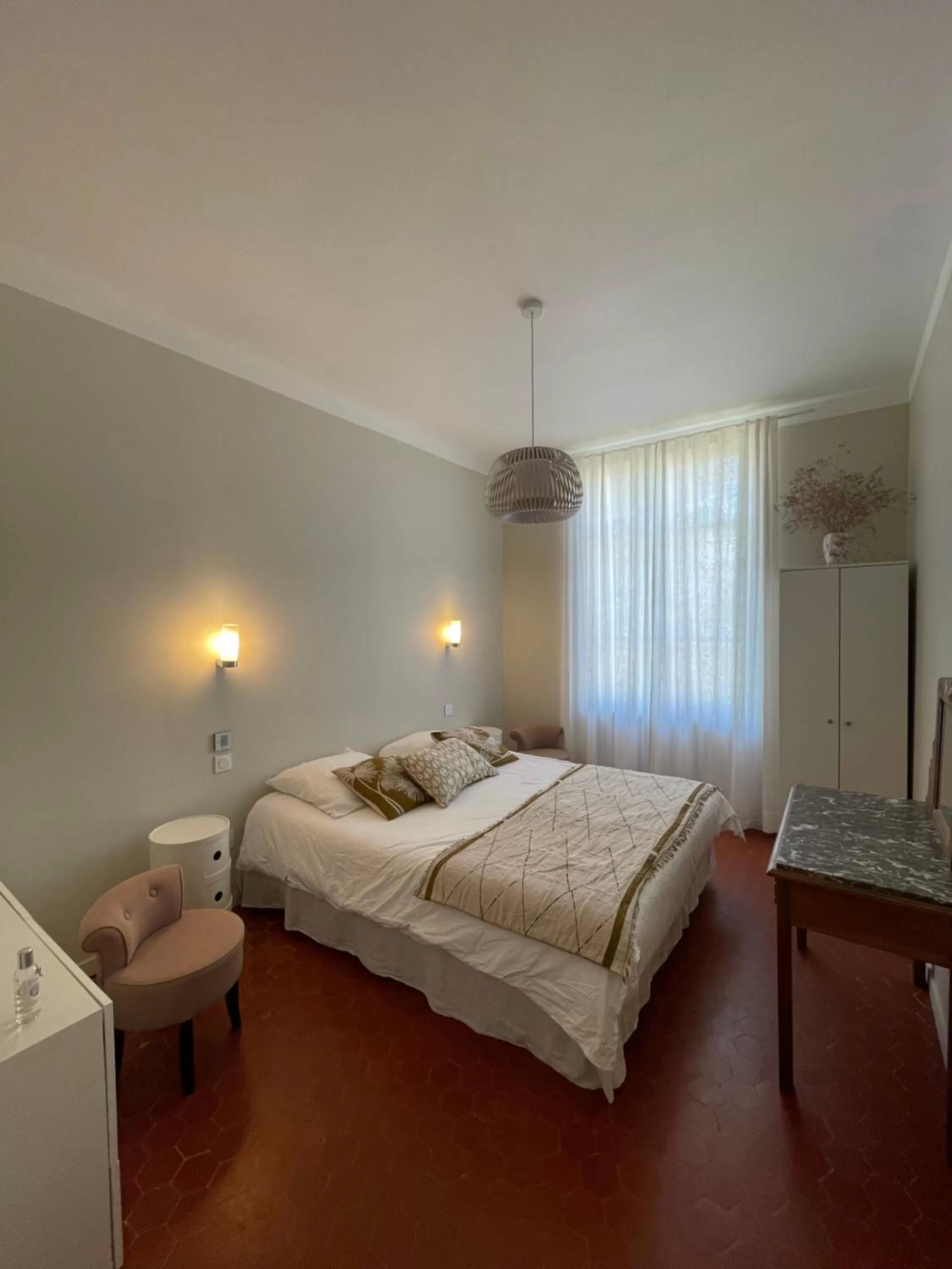 Photo of the whole room, Bed in La villa des Amandiers