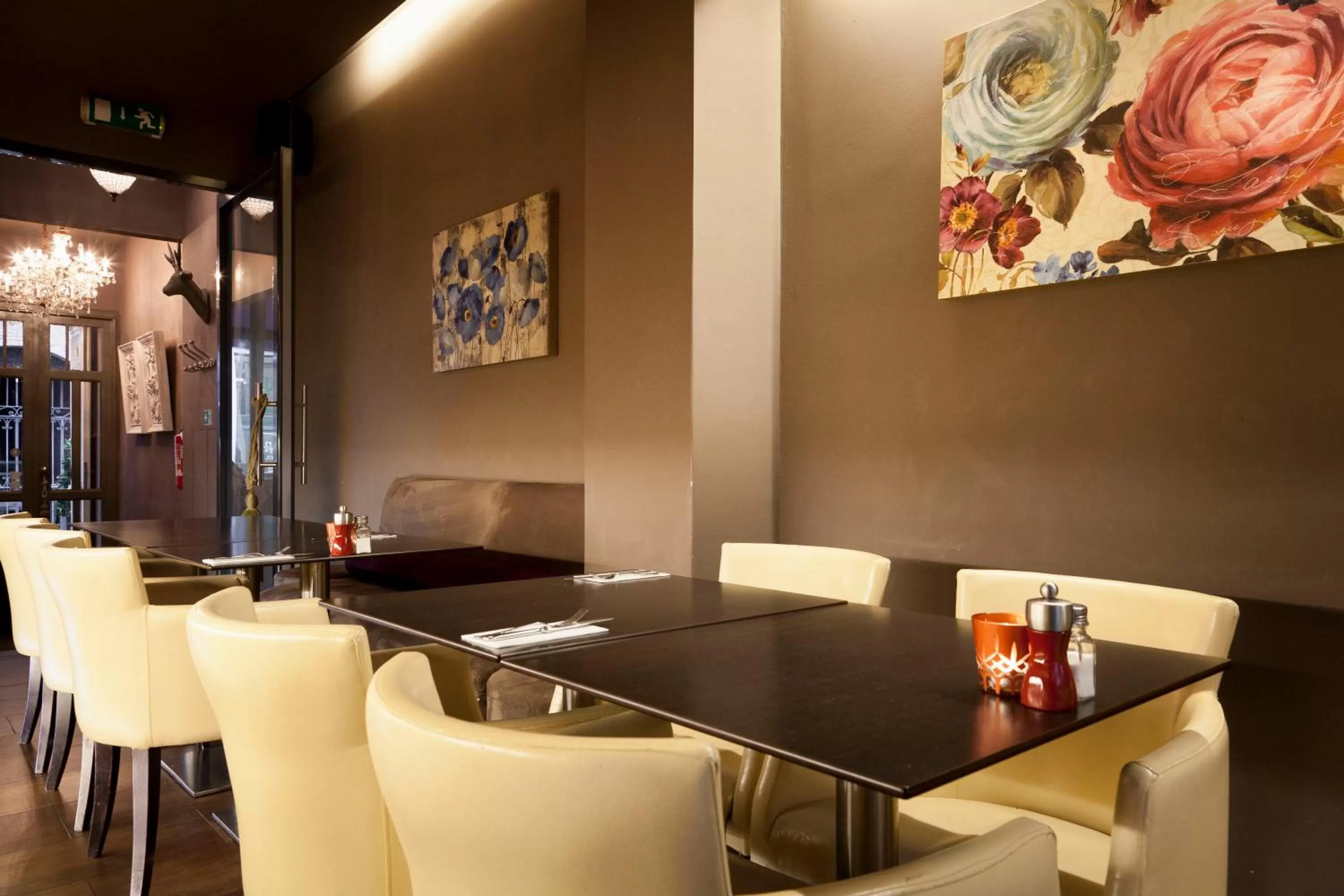 Restaurant/places to eat in Hotel Diamonds and Pearls