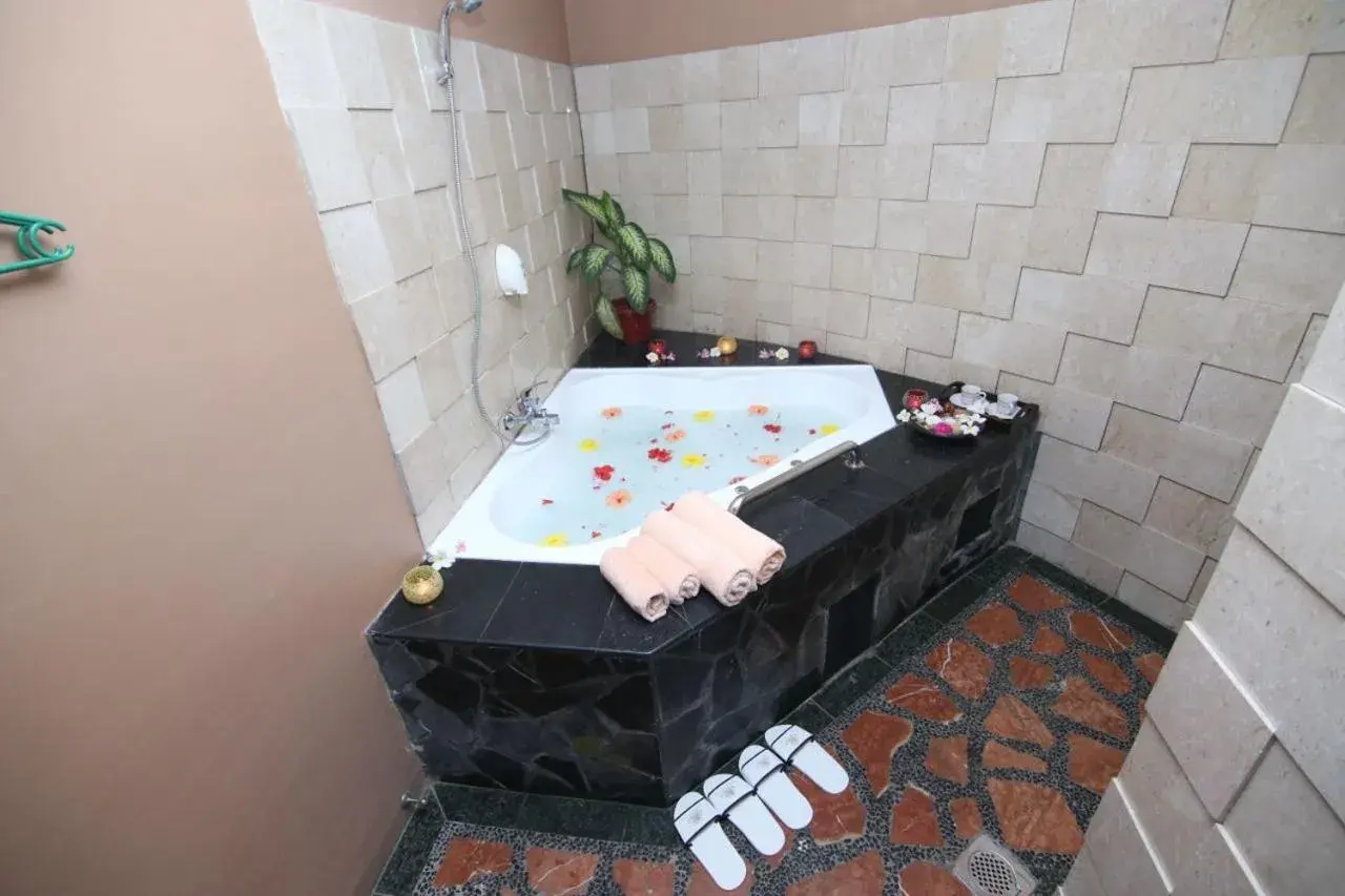 Massage, Bathroom in Pacific Palace Hotel