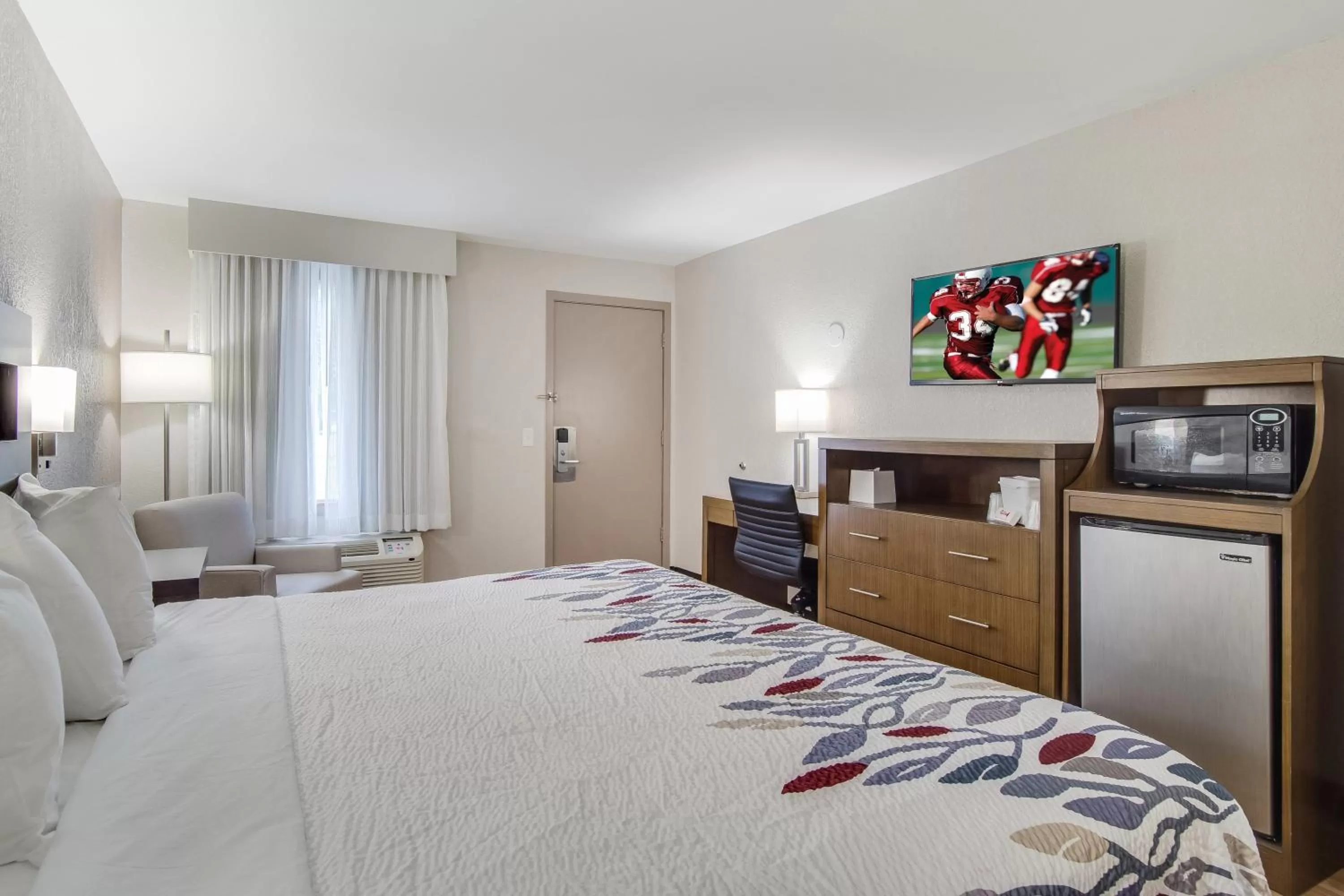 Bedroom, Bed in Red Roof Inn St George, SC