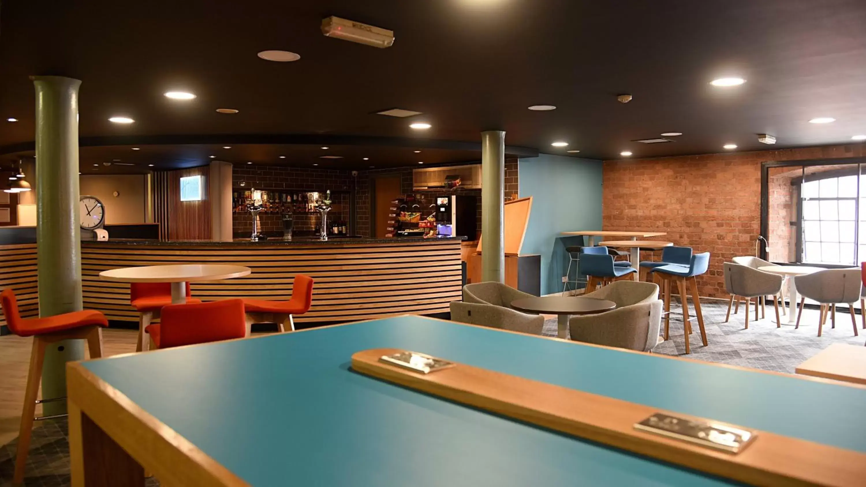 Lounge or bar, Restaurant/Places to Eat in Holiday Inn Express Liverpool-Albert Dock, an IHG Hotel