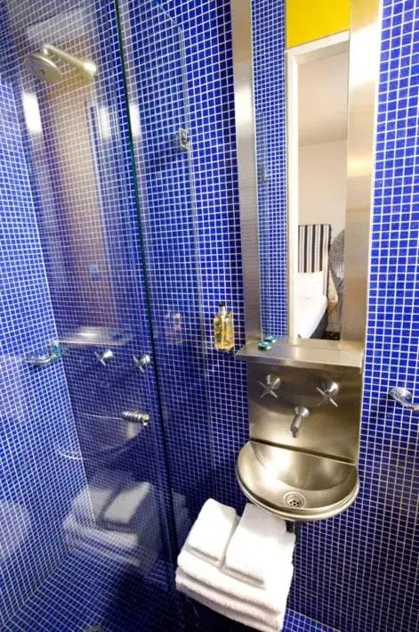 Bathroom in Dive Hotel