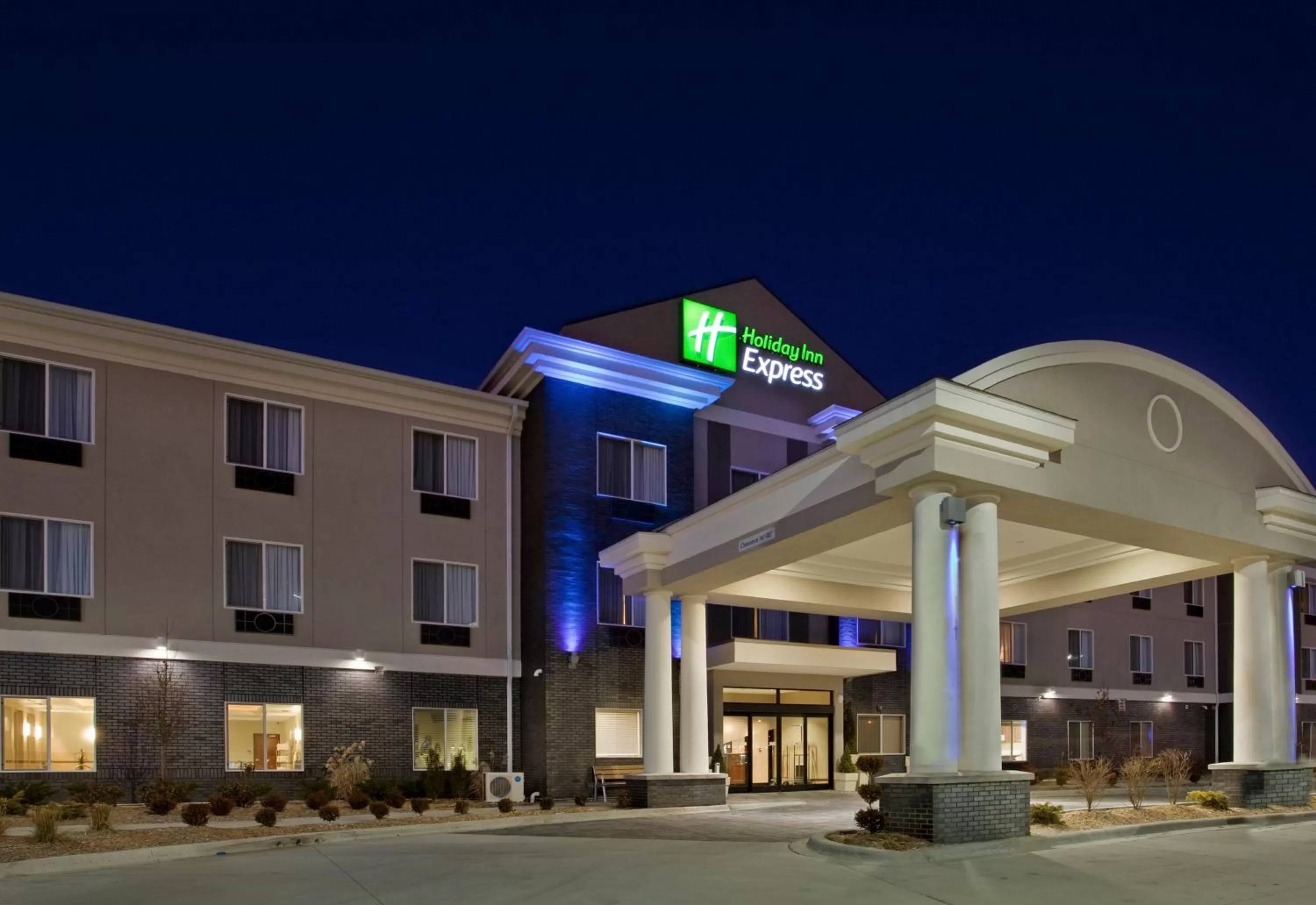 Property building in Holiday Inn Express & Suites Pittsburg by IHG