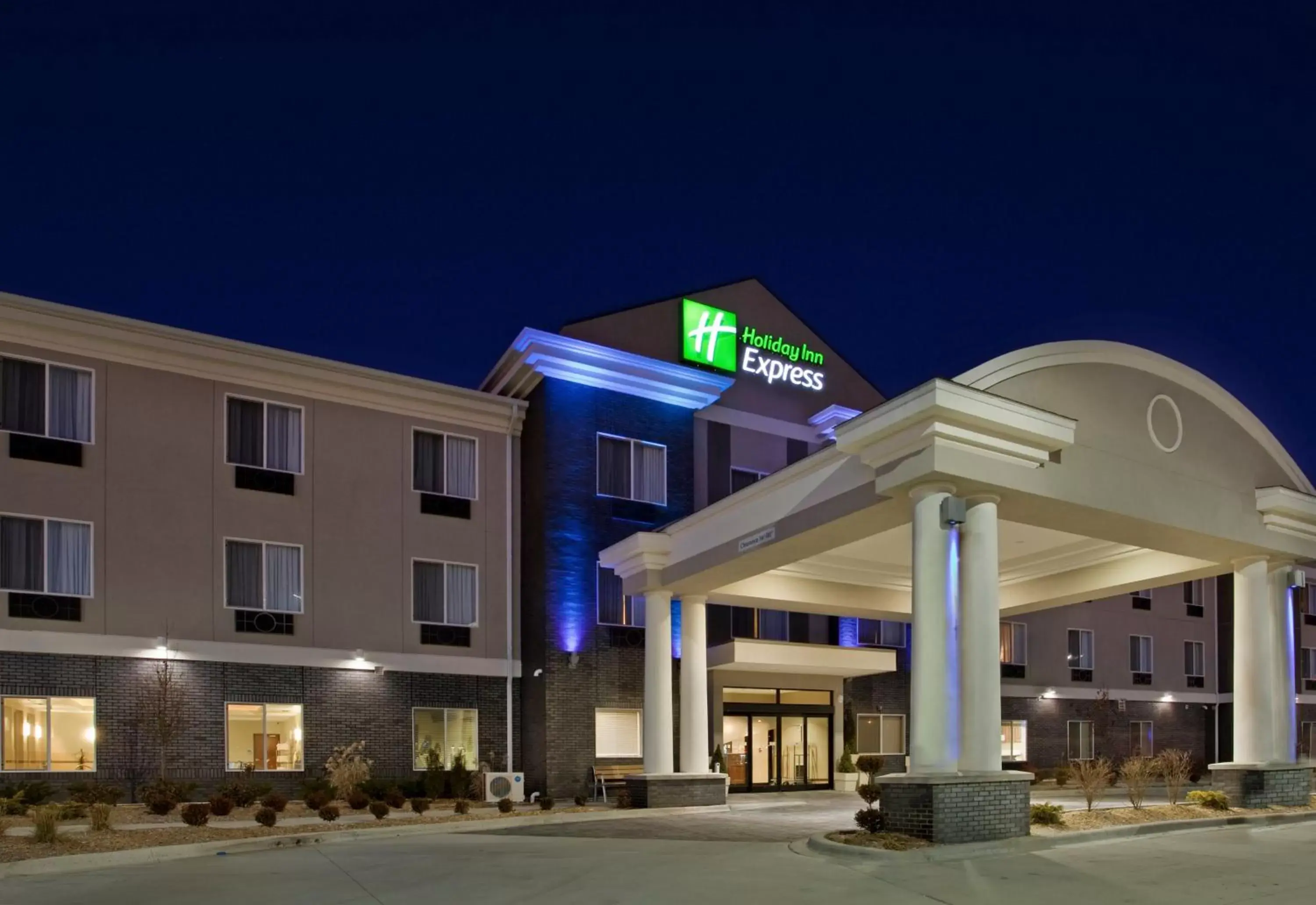 Property Building in Holiday Inn Express & Suites Pittsburg, an IHG Hotel