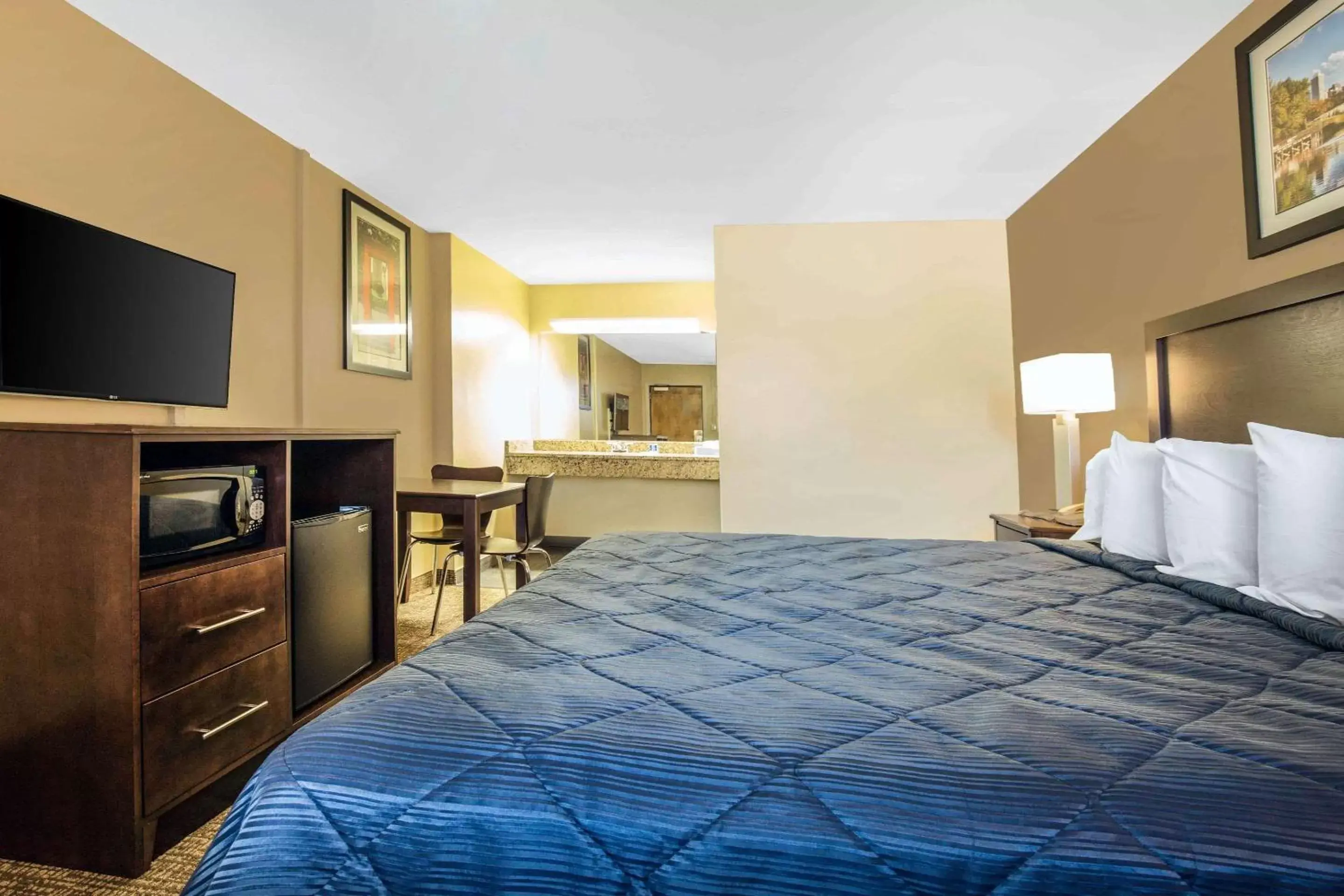 Photo of the whole room, Bed in Rodeway Inn Lyons - La Grange Photo of the whole room, Bed in Rodeway Inn Lyons - La Grange