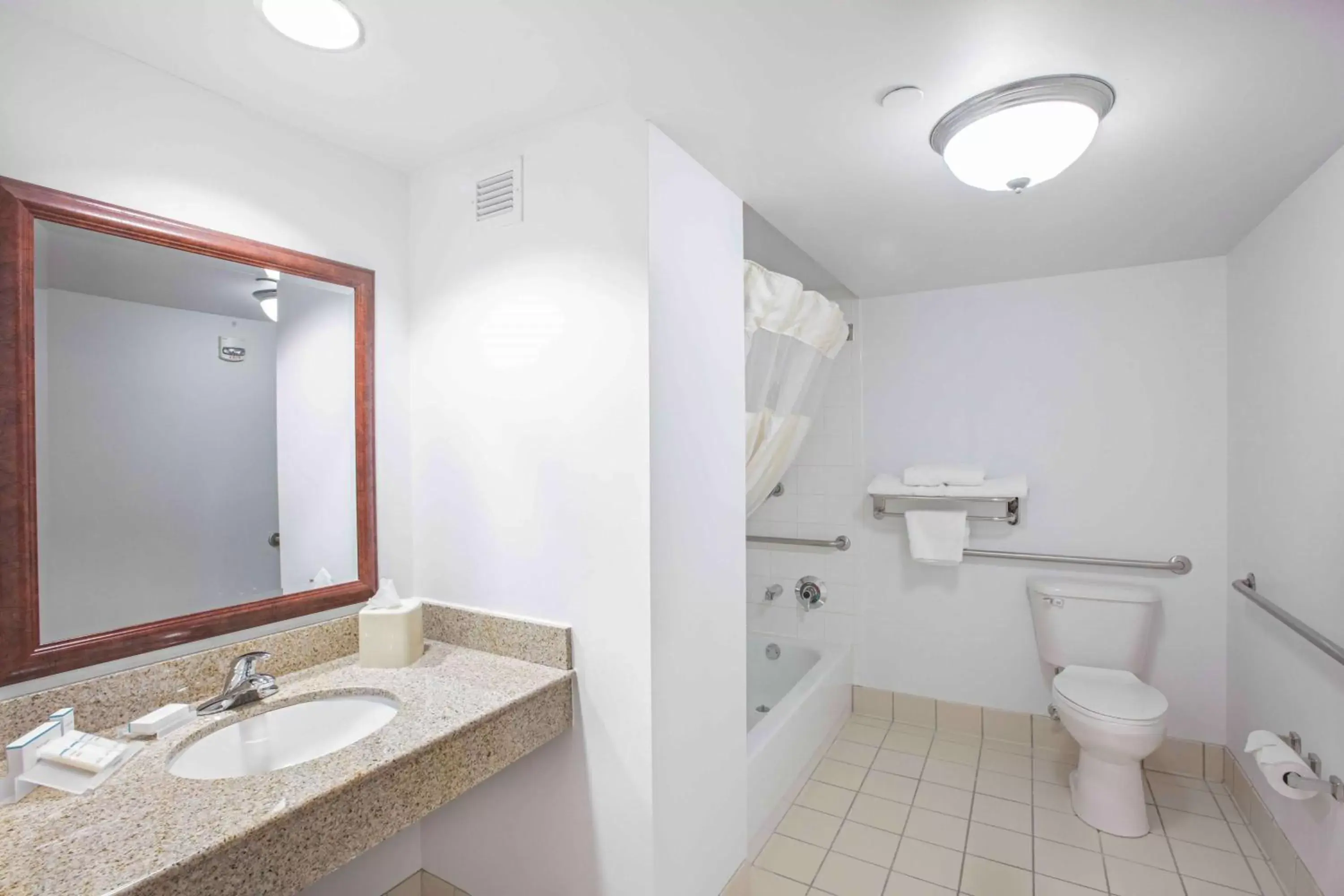 Bathroom in Hilton Garden Inn Des Moines/Urbandale