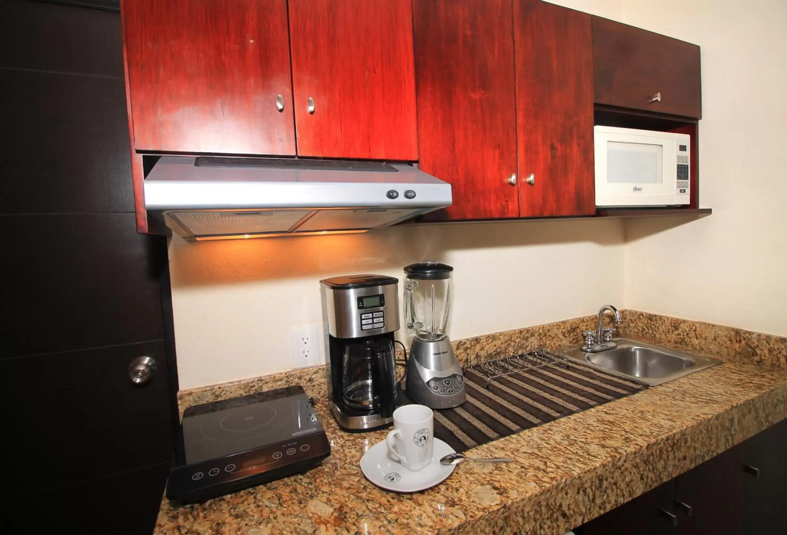 Coffee/tea facilities, Kitchen/Kitchenette in Papagayo Hotel Boutique