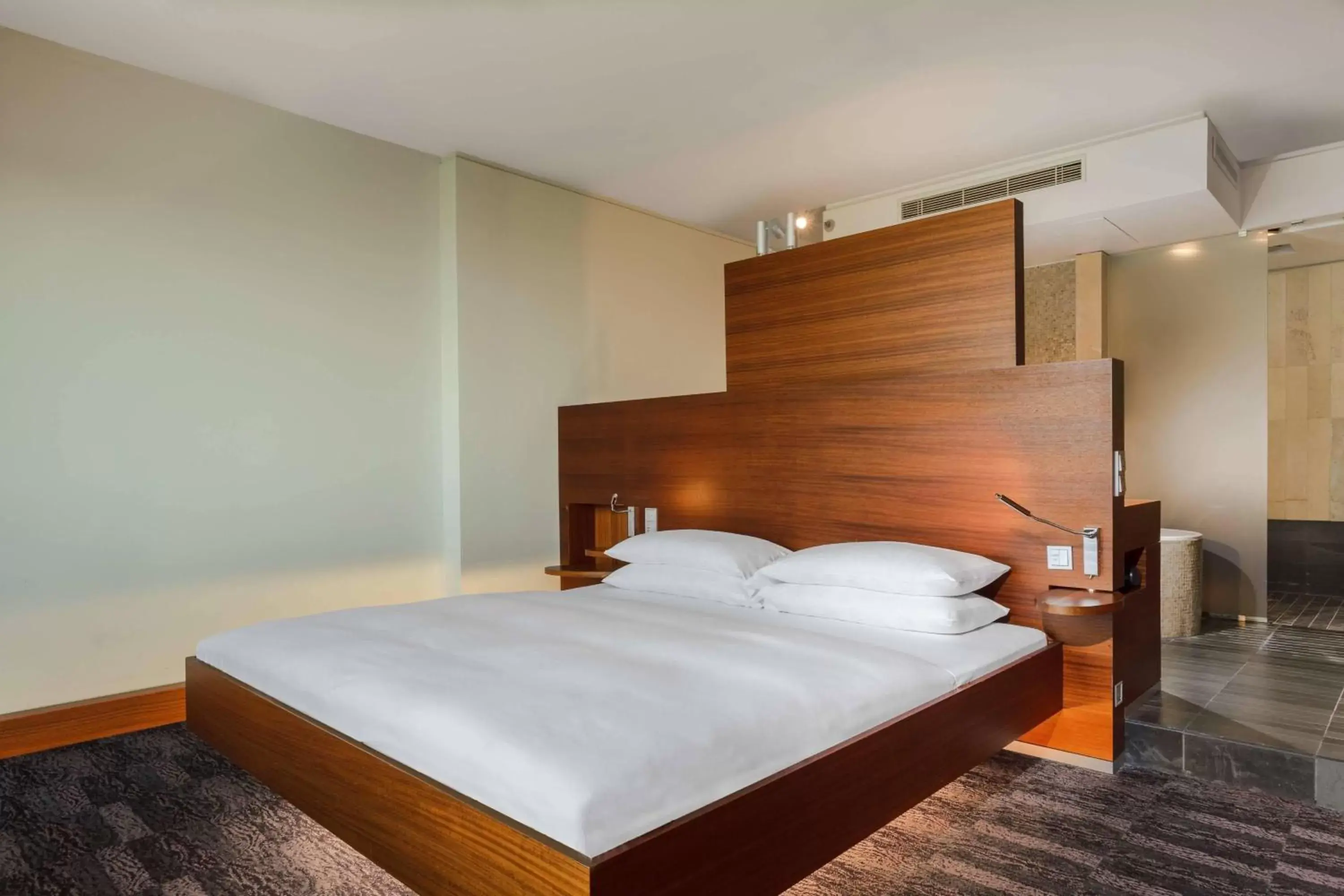 Bedroom, Bed in Sheraton Berlin Grand Hotel Esplanade