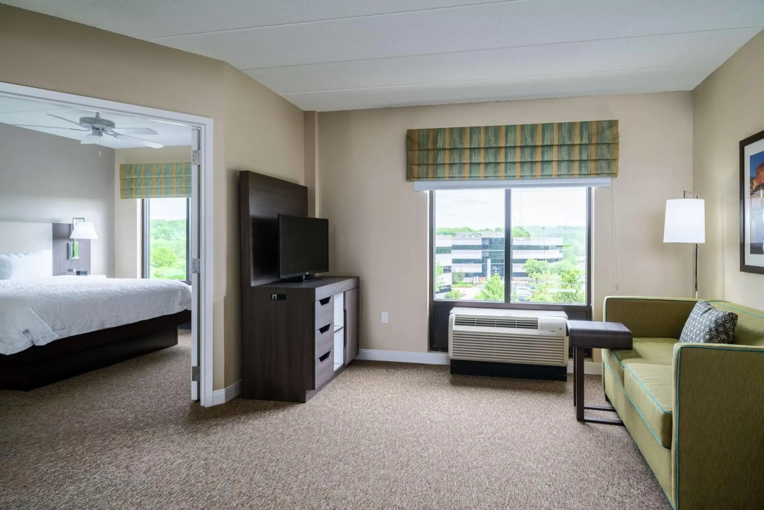 Bedroom, TV/Entertainment Center in Hampton Inn & Suites Valley Forge/Oaks