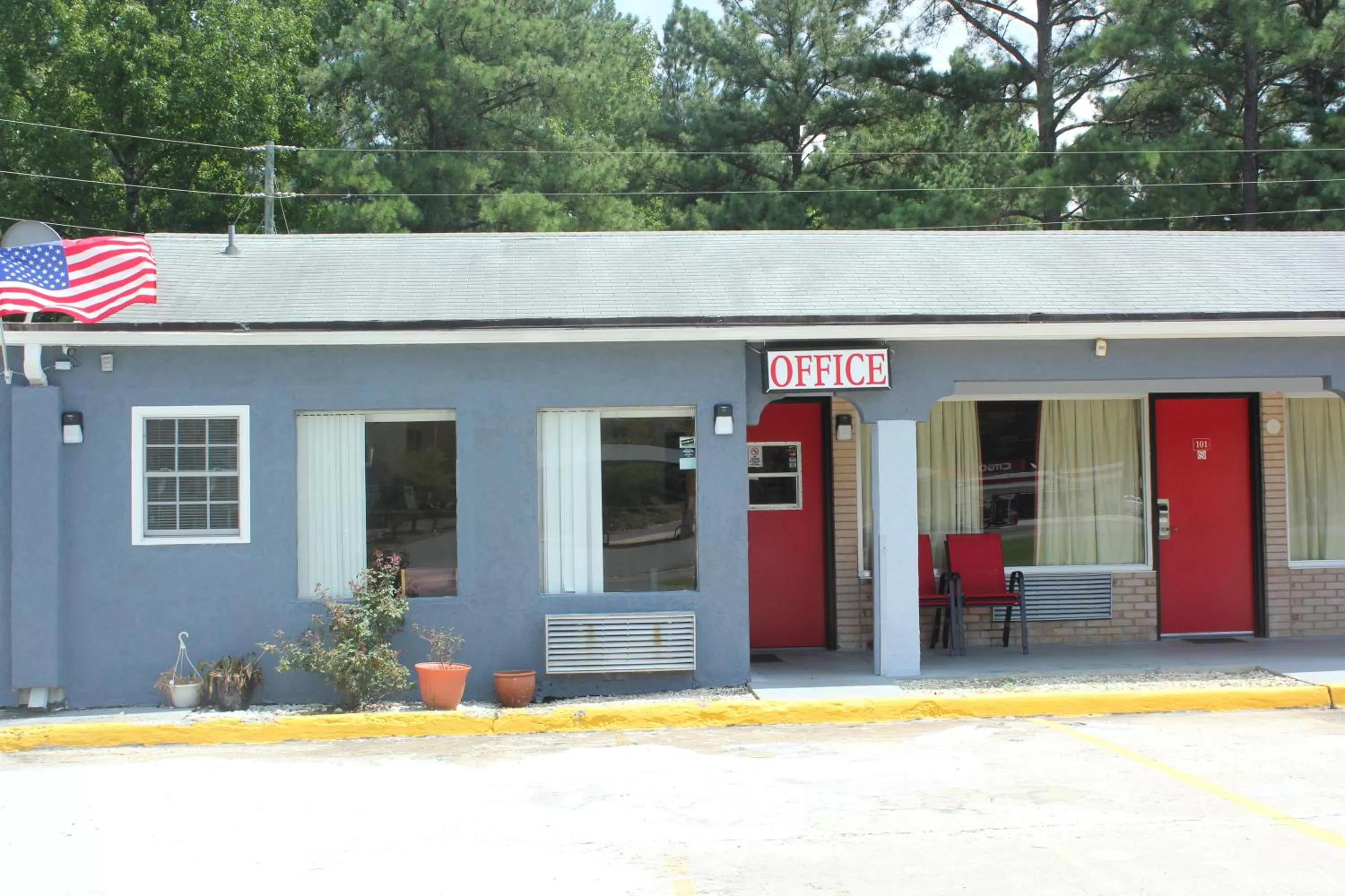 Property logo or sign in Roadway Inn Troy