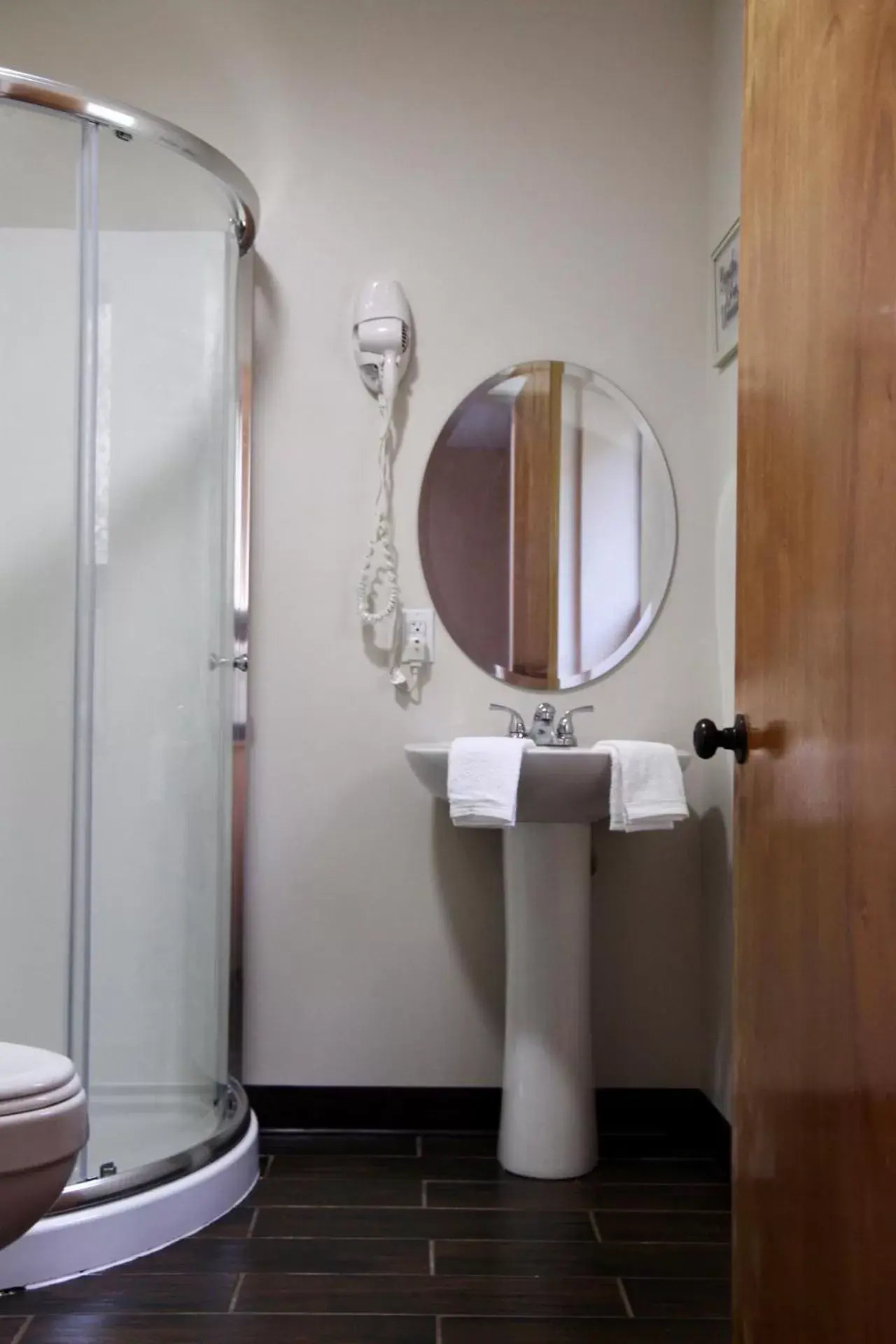 Shower, Bathroom in Pine Mountain Inn