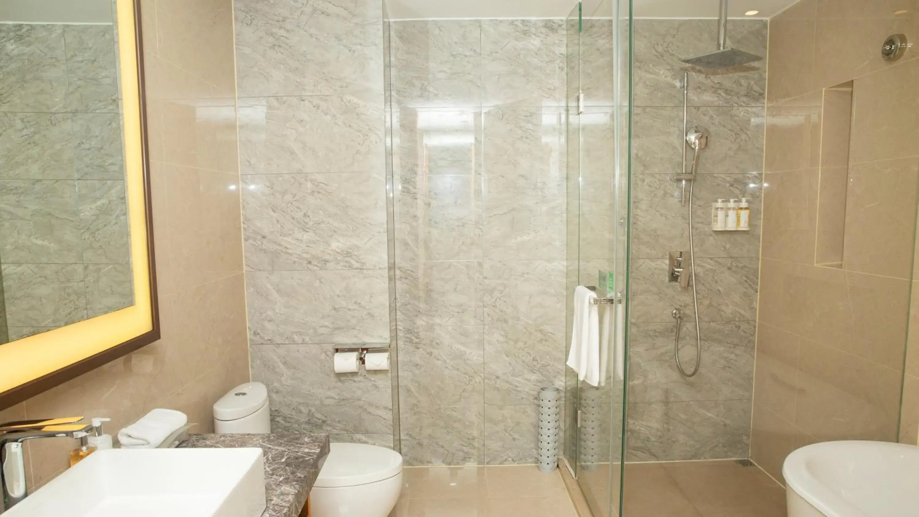 Photo of the whole room, Bathroom in Holiday Inn Kunshan Huaqiao, an IHG Hotel