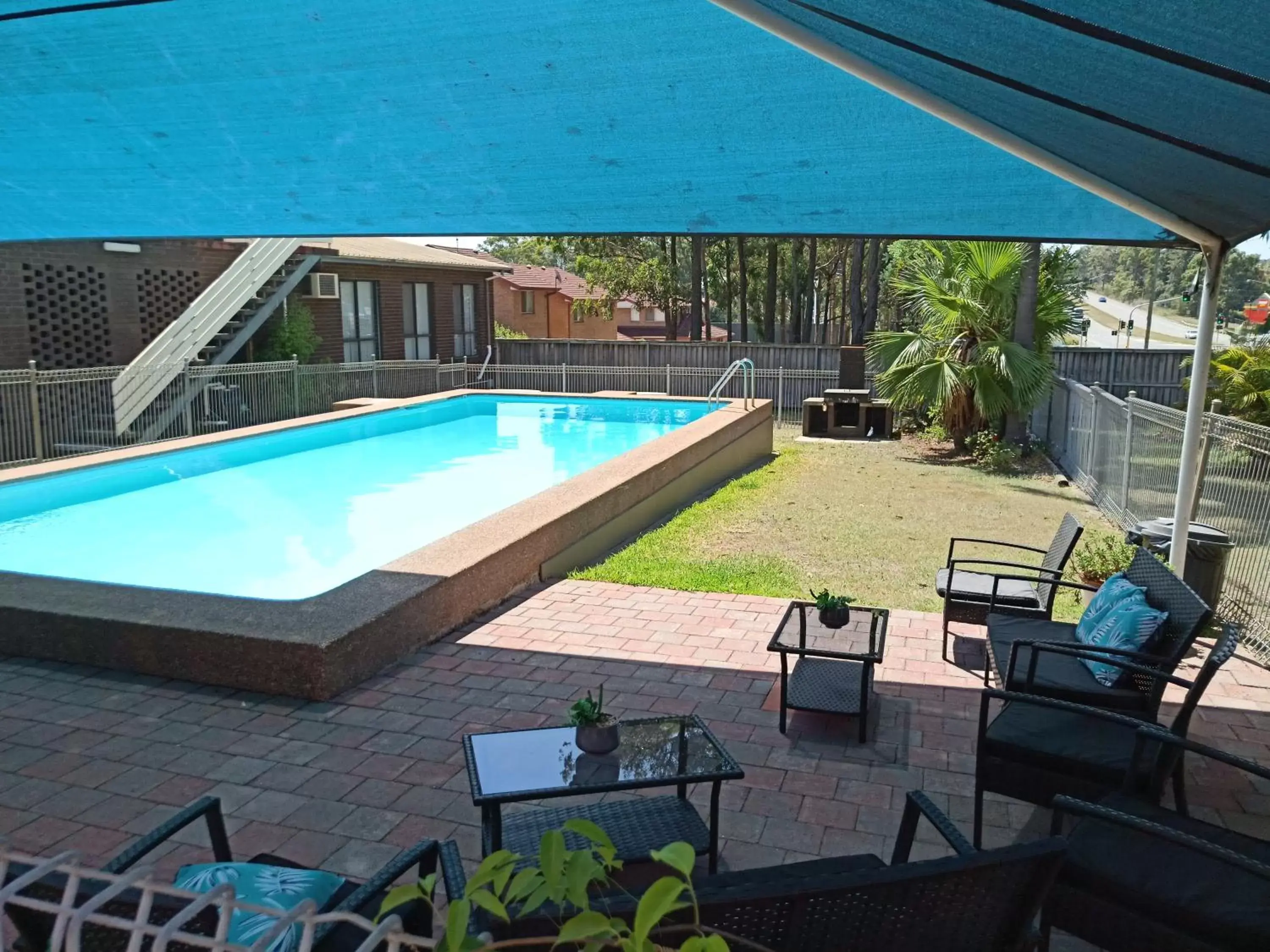 BBQ facilities, Swimming Pool in Molly Morgan Motor Inn